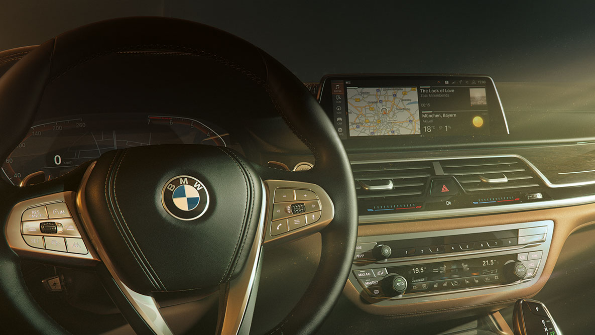 BMW 7-sarjan Sedan ja BMW ohjelmiston etäpäivitys BMW Remote Software Upgrade: Lähikuva mittaristosta