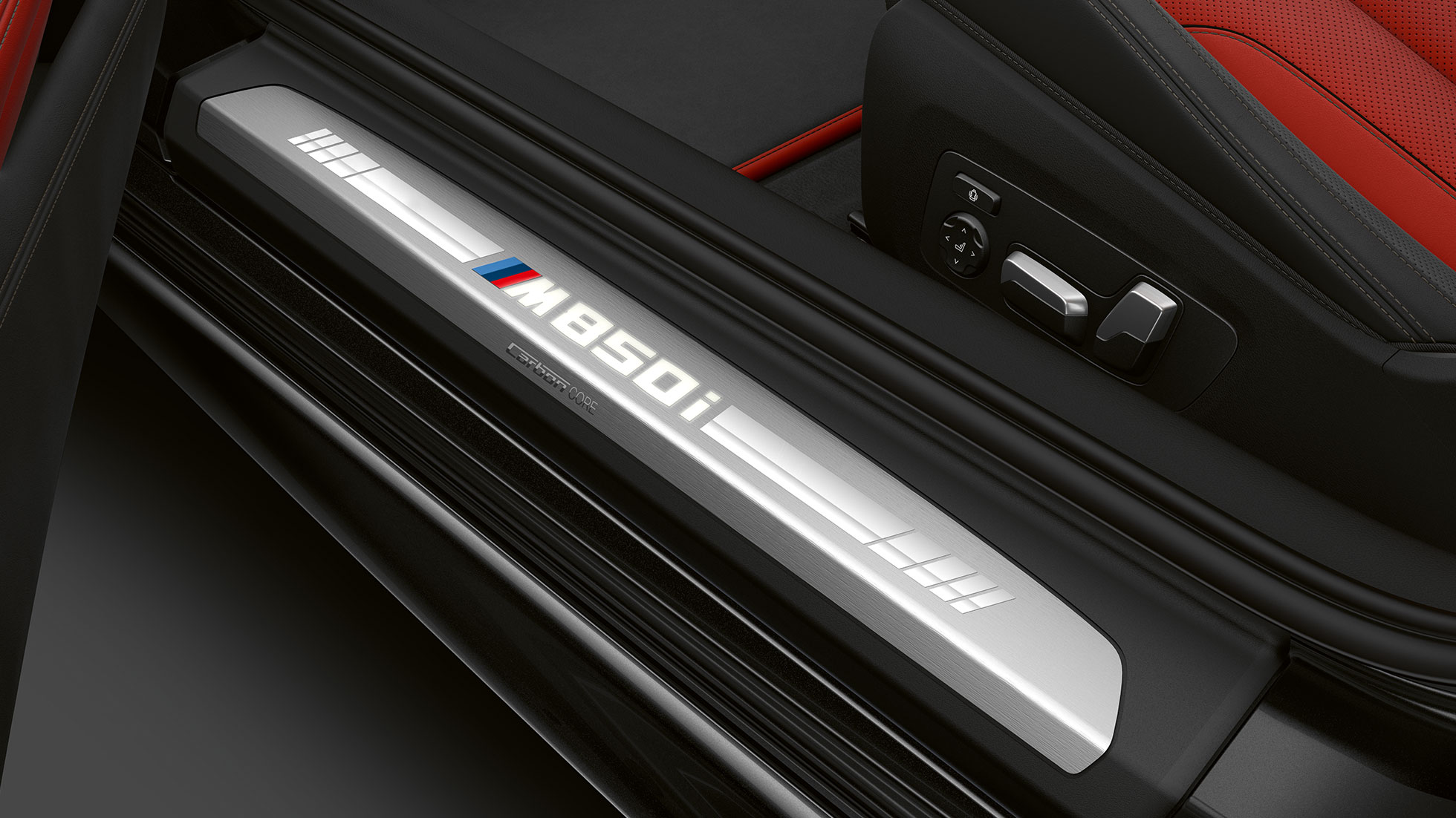 BMW M850i xDrive, Carbon Black -metalliväri, kynnyslista. BMW M850i xDrive, Carbon Black -metalliväri, kynnyslista.