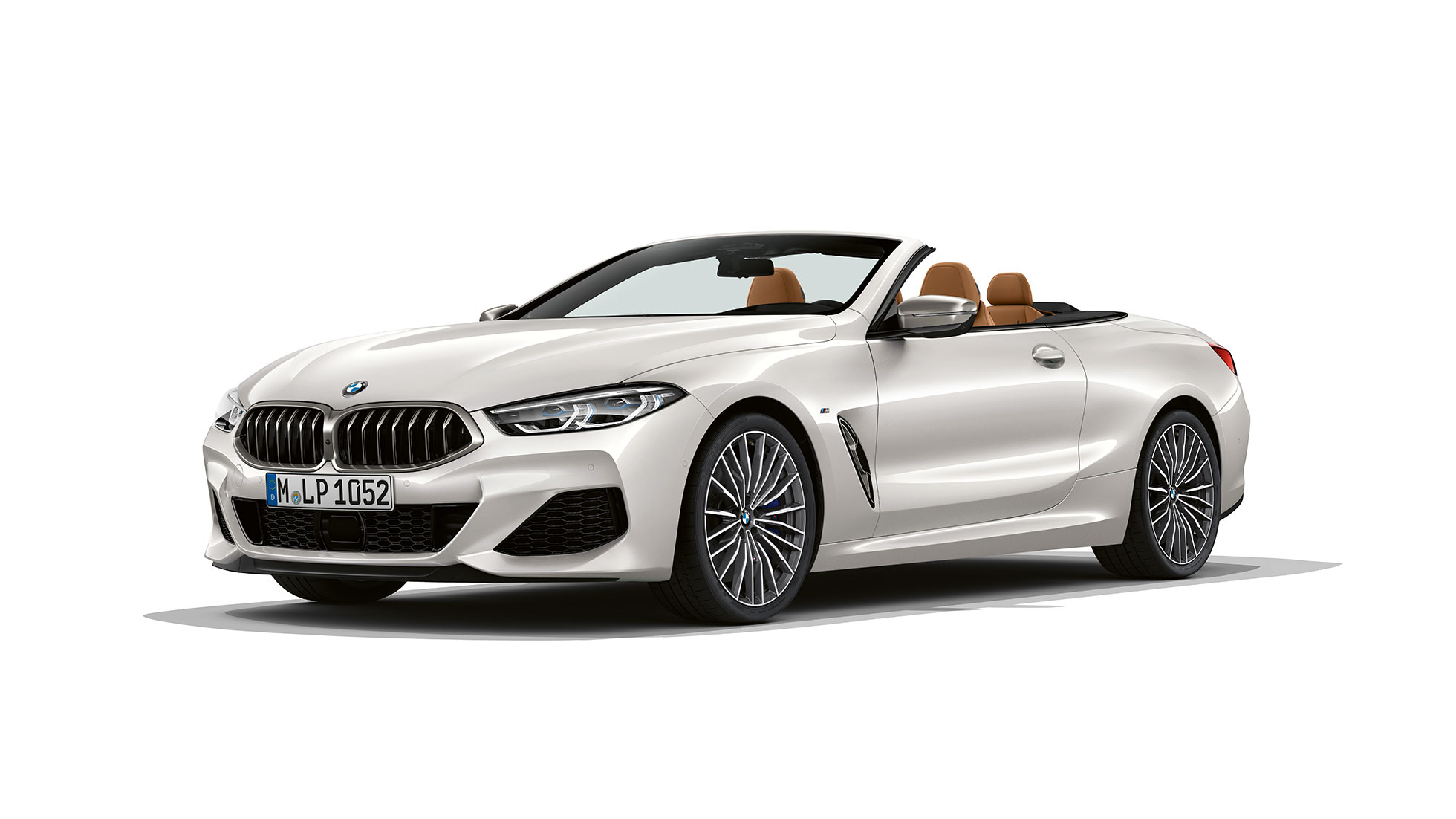 BMW M850i xDrive, Mineral White -metalliväri, kolmeneljäsosakuva edestäpäin. BMW M850i xDrive, Mineral White -metalliväri, kolmeneljäsosakuva edestäpäin.