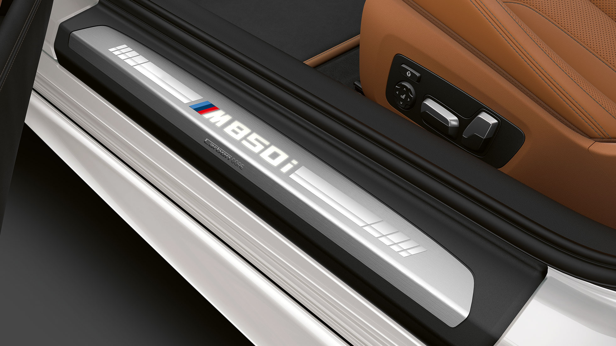 BMW M850i xDrive, Mineral White -metalliväri, kynnyslista. BMW M850i xDrive, Mineral White -metalliväri, kynnyslista.