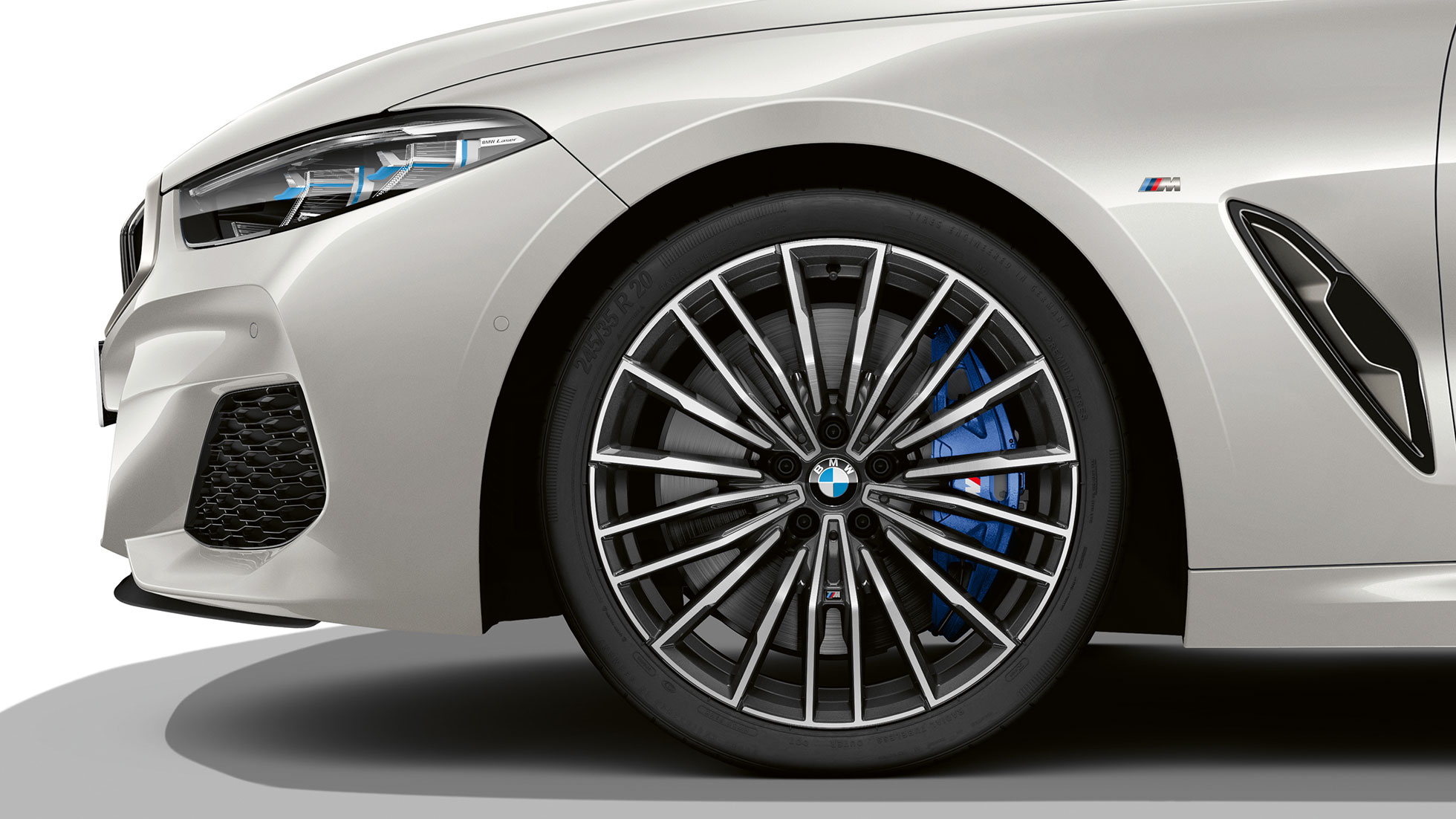 BMW M850i xDrive, Mineral White -metalliväri, 20-tuumaiset kevytmetallivanteet Multi-spoke 729 M. BMW M850i xDrive, Mineral White -metalliväri, 20-tuumaiset kevytmetallivanteet Multi-spoke 729 M.