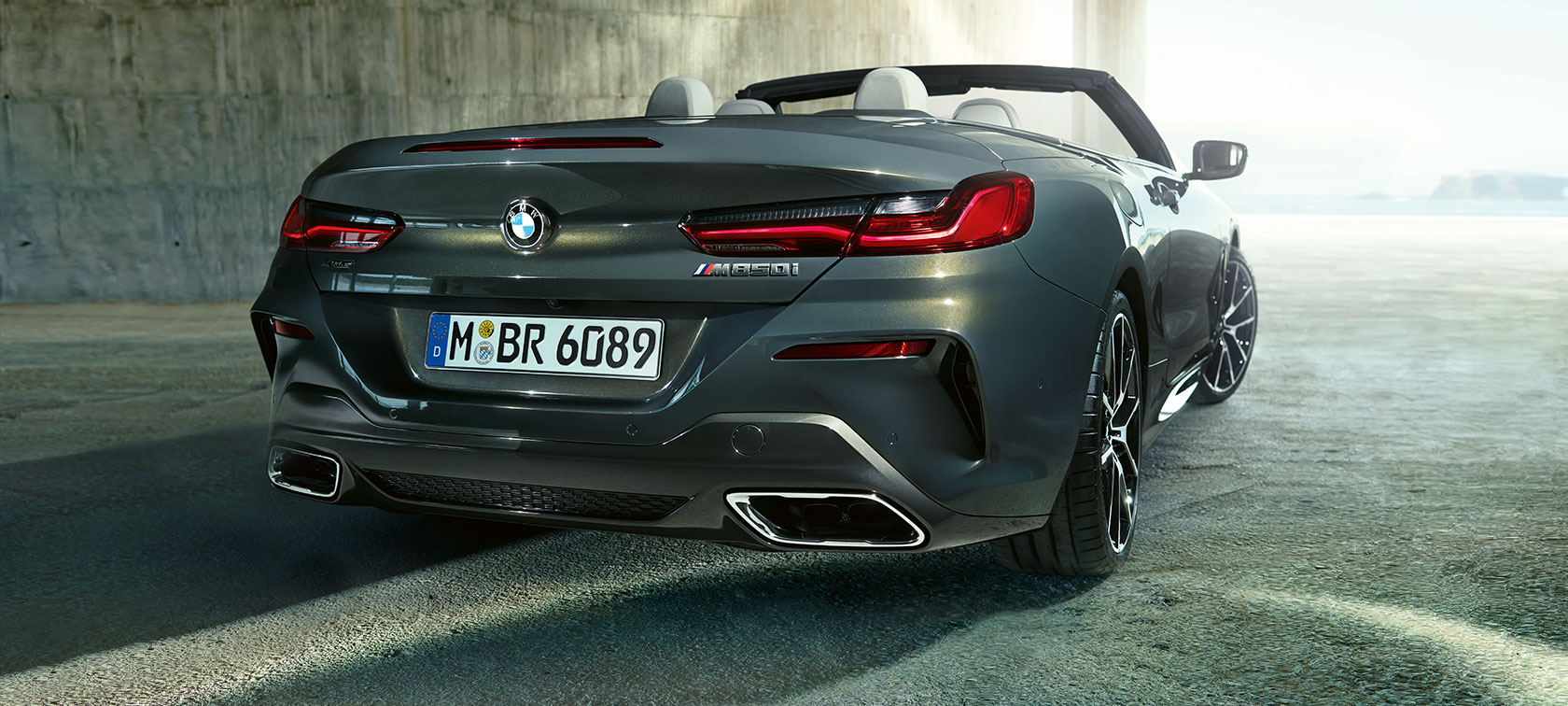 Dravit Grey -metallivärinen BMW M850i xDrive, kolmeneljäsosakuva takaapäin. Dravit Grey -metallivärinen BMW M850i xDrive, kolmeneljäsosakuva takaapäin.