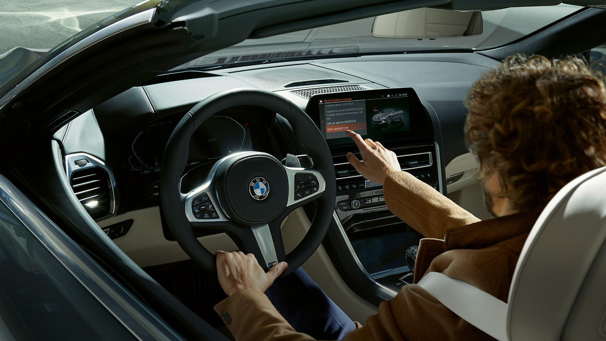 BMW M850i xDrive, kuljettaja käyttää BMW Live Cockpit Professionalia kosketusnäytöltä. BMW M850i xDrive, kuljettaja käyttää BMW Live Cockpit Professionalia kosketusnäytöltä.
