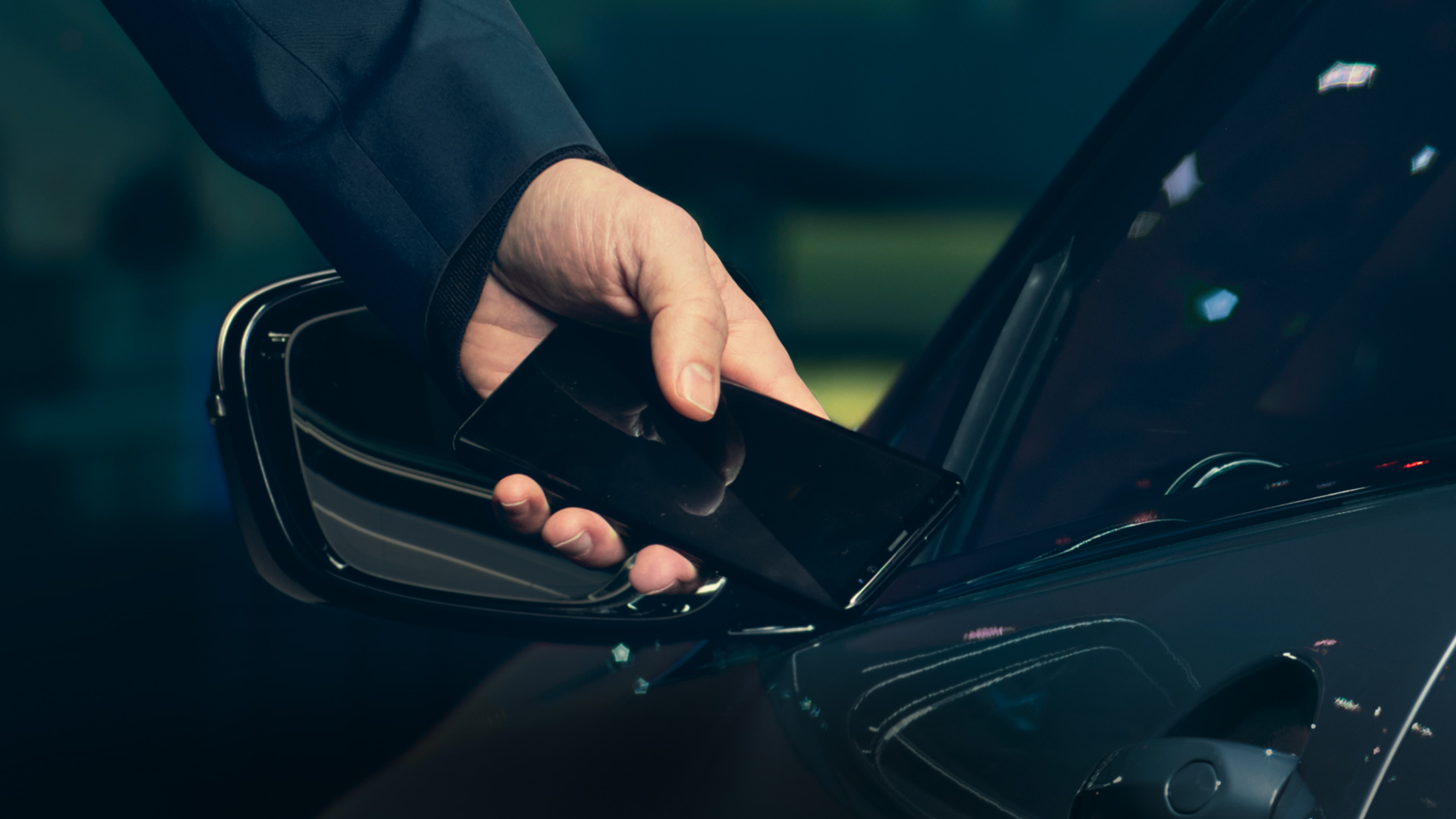BMW M850i xDrive, kuljettaja avaa auton keskuslukituksen älypuhelimen Digital Key -avaimella. BMW M850i xDrive, kuljettaja avaa auton keskuslukituksen älypuhelimen Digital Key -avaimella.
