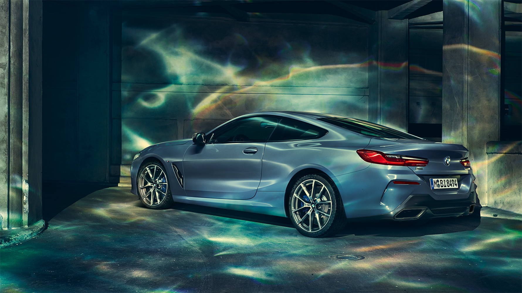 BMW 8-sarjan Coupé, kolmeneljäsosakuva takaapäin Kolmeneljäsosakuva BMW 8-sarjan Coupésta takaapäin suurkaupungin yössä.