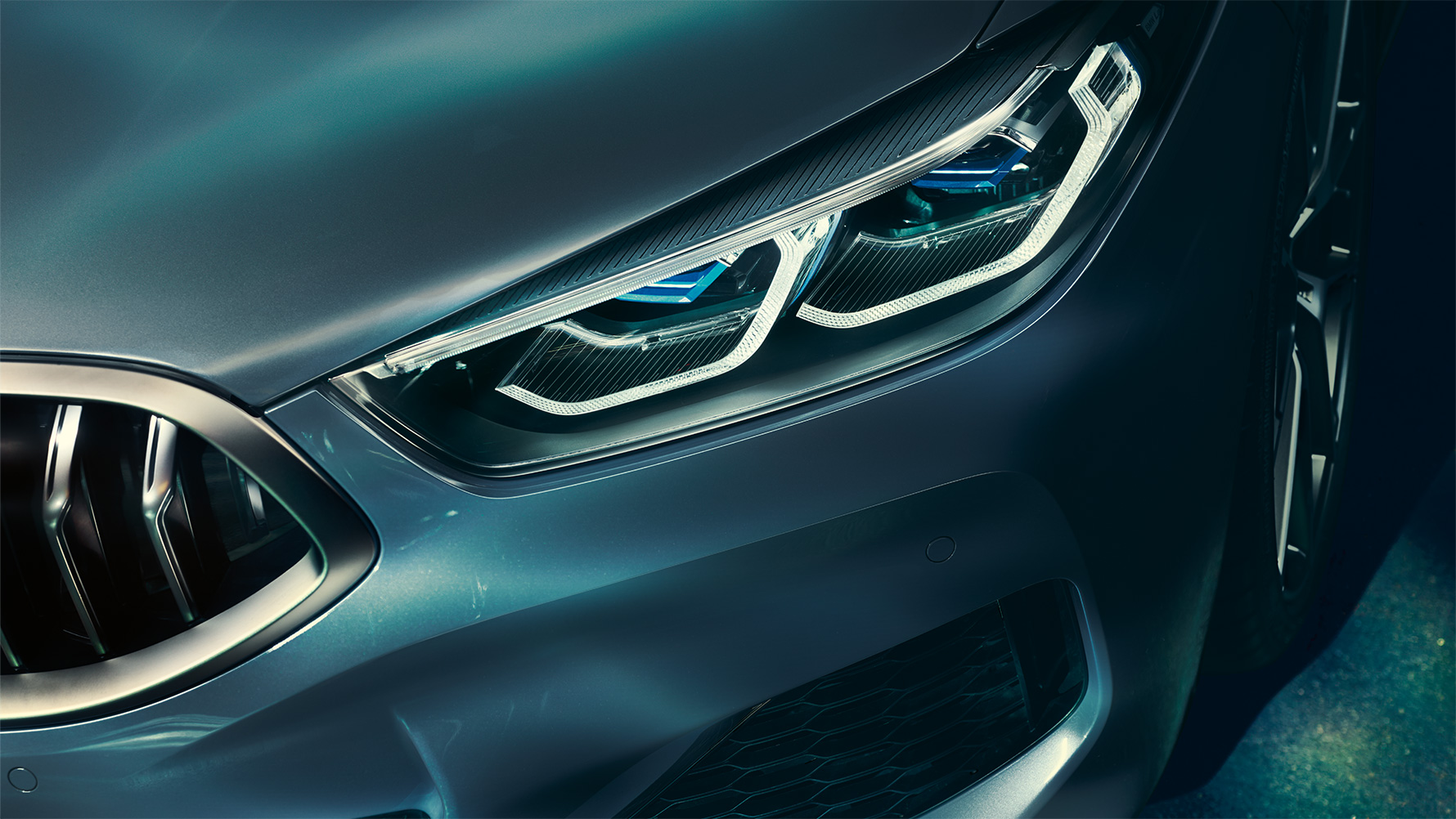 BMW 8-sarja, laserajovalot Lähikuva BMW 8-sarjan Coupén keulan laserajovaloista.