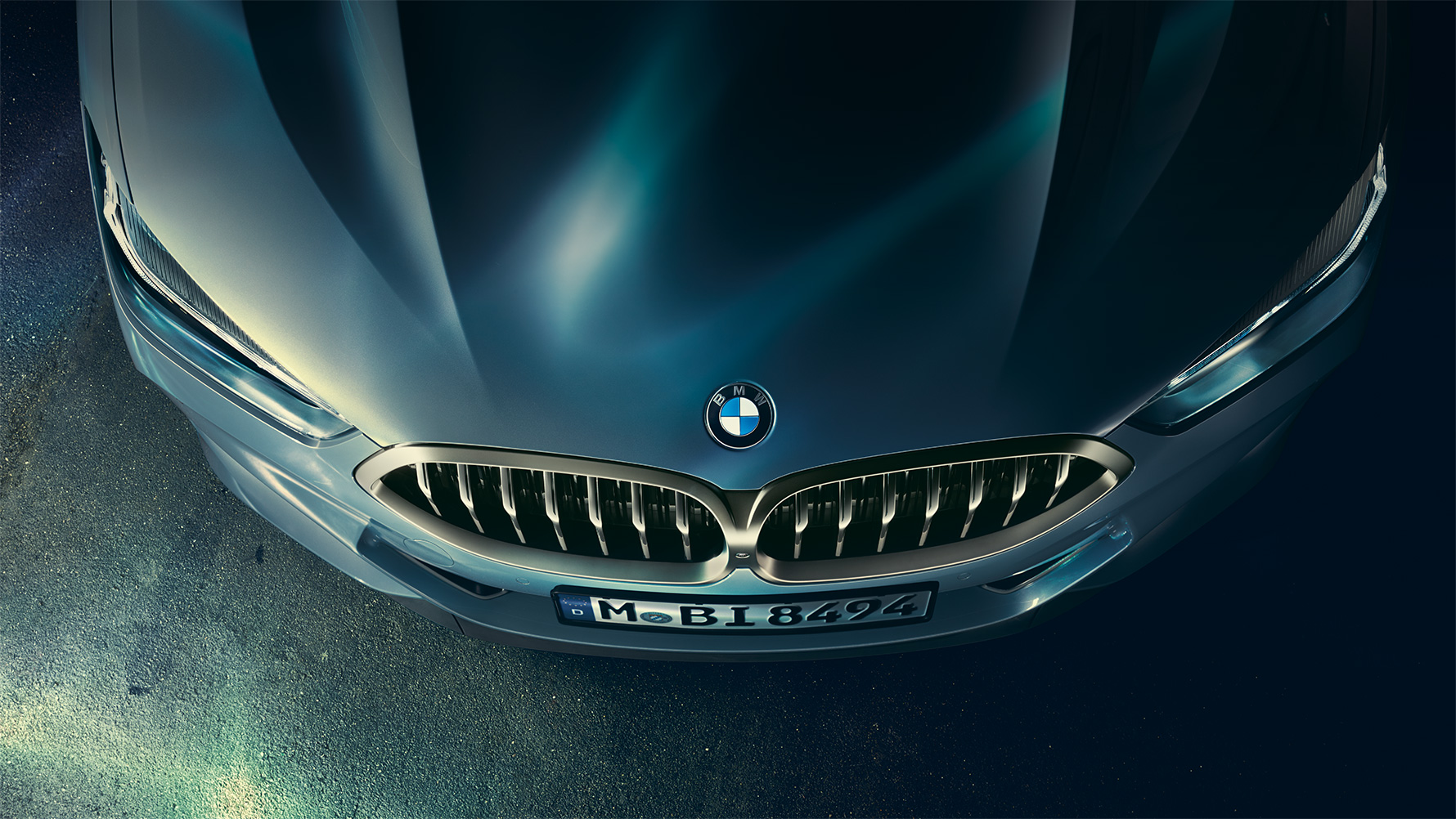BMW 8-sarjan Coupé, konepelti Lähikuva BMW 8-sarjan Coupén konepellistä lintuperspektiivistä.