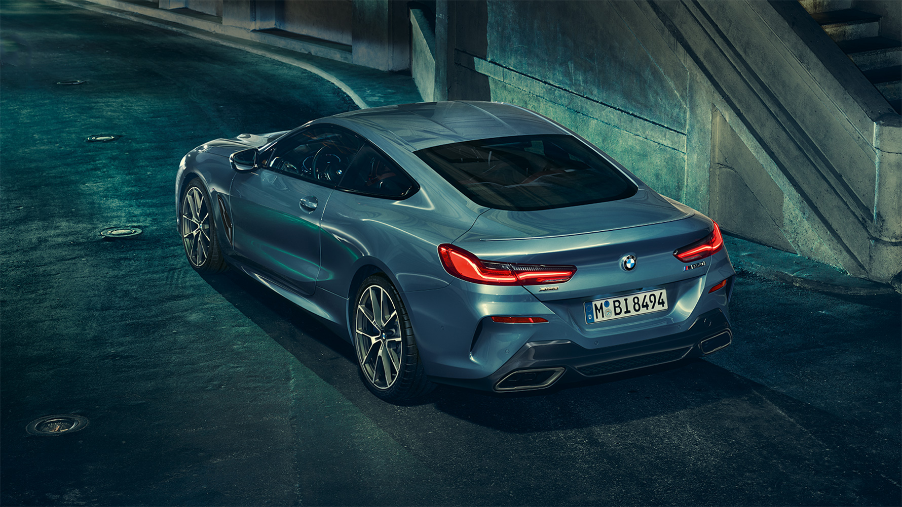 BMW 8-sarjan Coupé, kolmeneljäsosakuva takaapäin Kolmeneljäsosakuva BMW 8- sarjan Coupésta takaapäin suurkaupungin yössä.