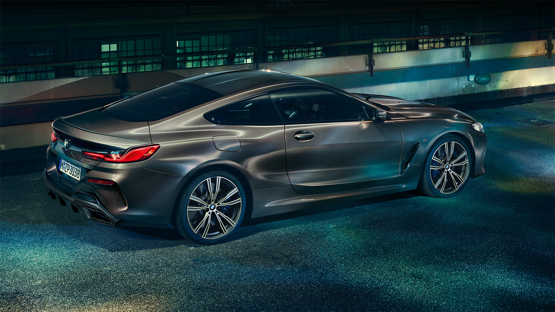 Suurkaupungin yössä sivulta kuvattu BMW 8-sarjan Coupé, jossa BMW Individual -varustelu. Suurkaupungin yössä sivulta kuvattu BMW 8-sarjan Coupé, jossa BMW Individual -varustelu.