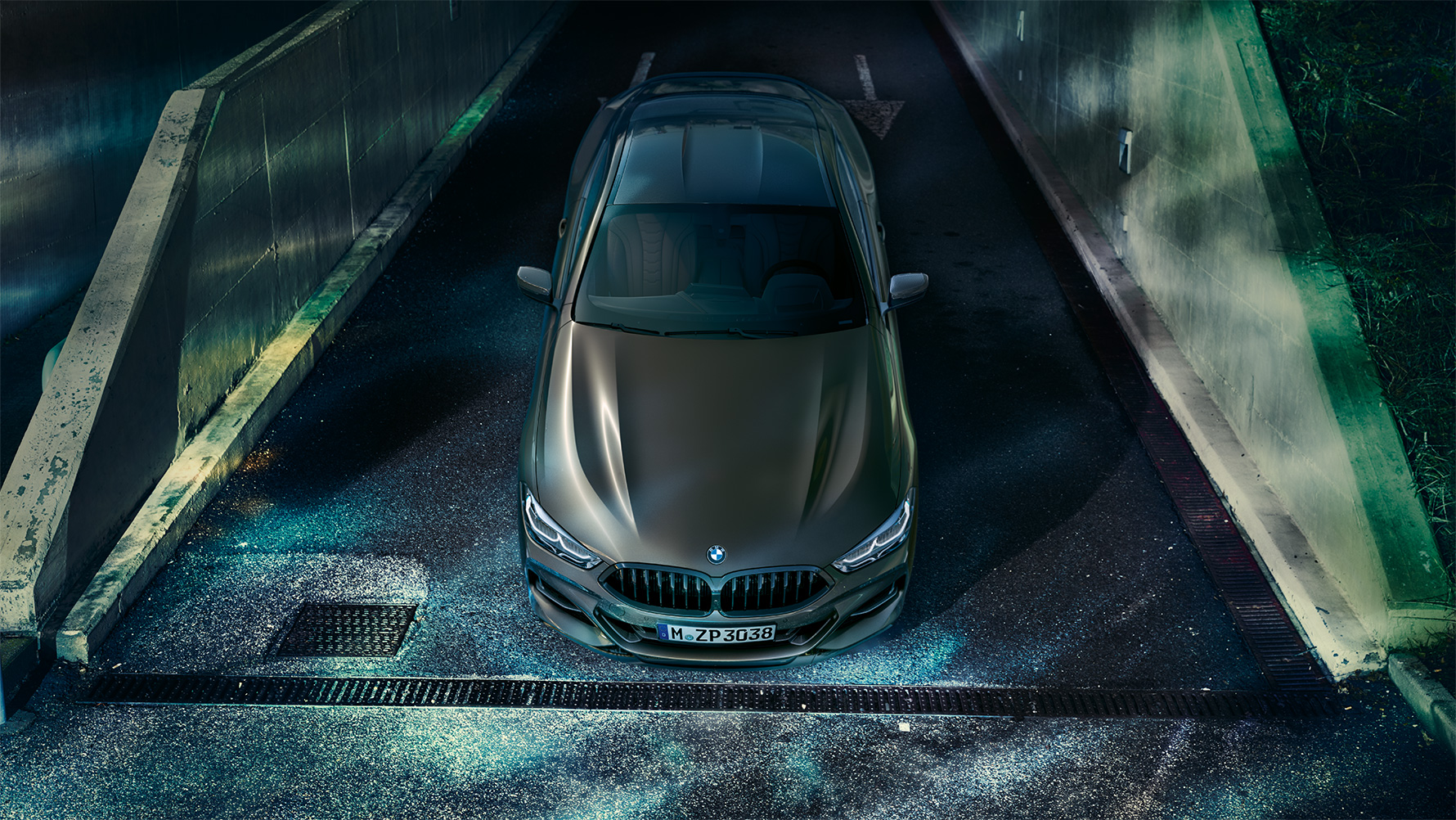 Suurkaupungin yössä edestäpäin kuvattu BMW 8-sarjan Coupé, jossa BMW Individual -varustelu. Suurkaupungin yössä edestäpäin kuvattu BMW 8-sarjan Coupé, jossa BMW Individual -varustelu.