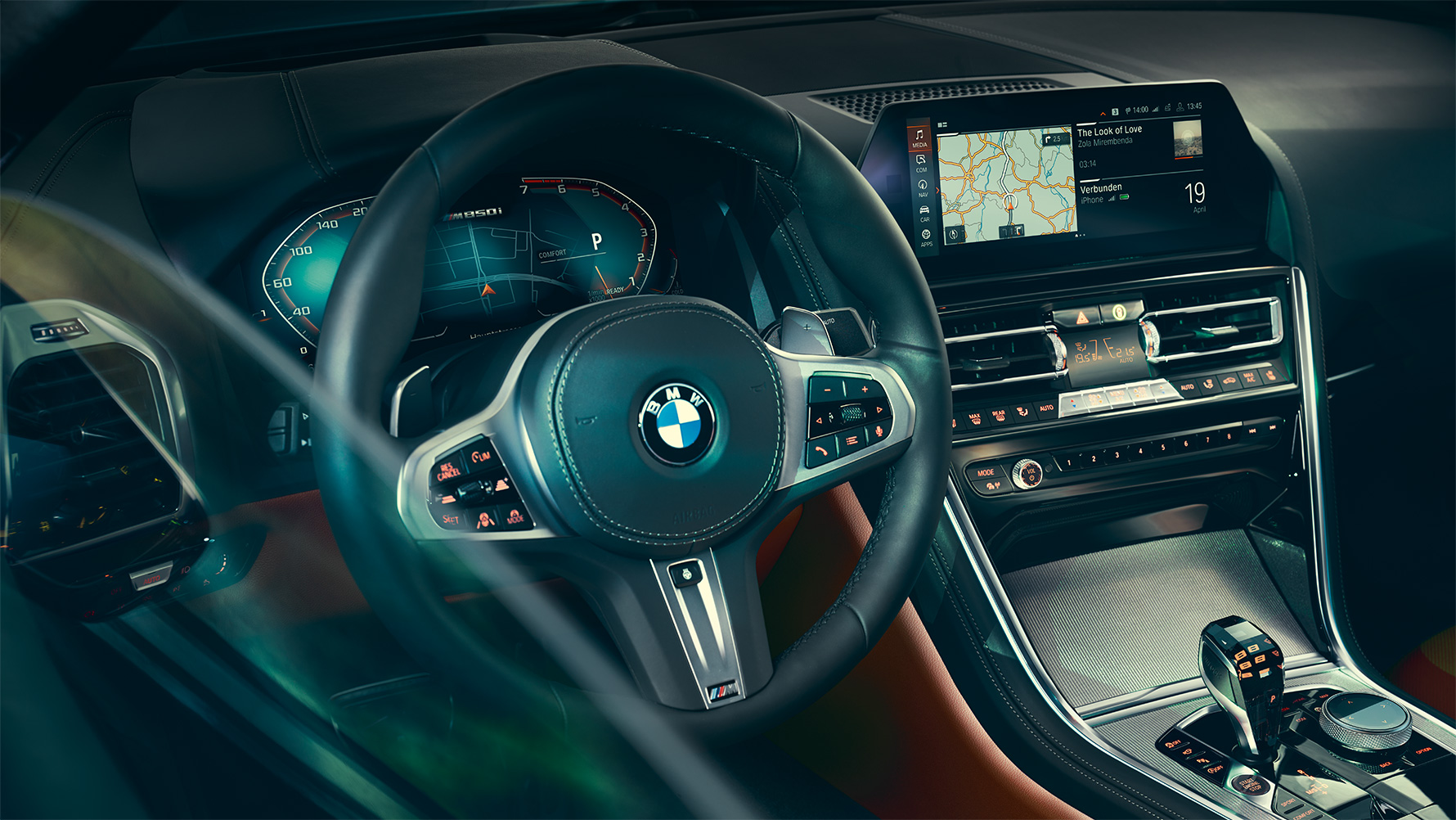 BMW 8-sarjan Coupé, ohjaamo Lähikuva BMW 8-sarjan Coupén sisätilasta, keskipisteenä ohjauspyörä.