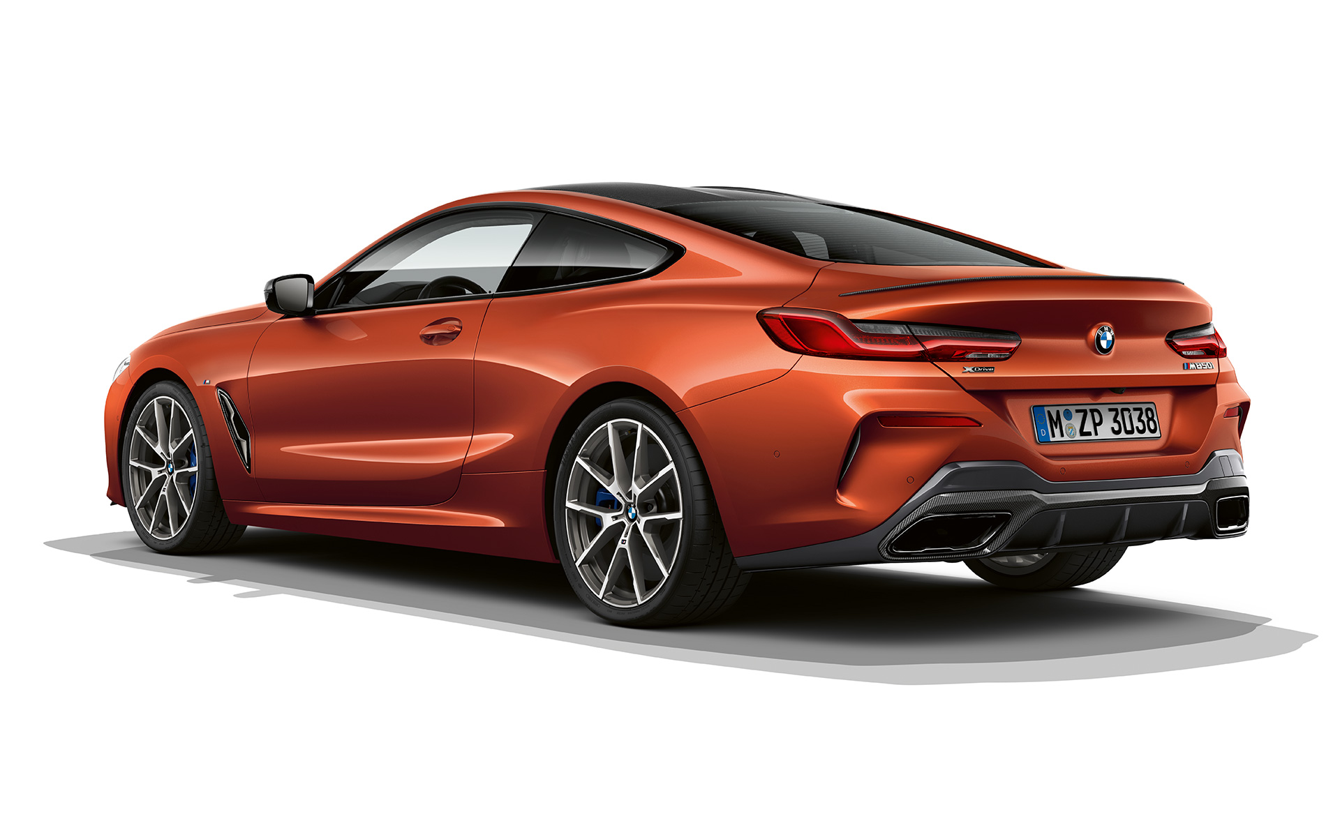 BMW 8-sarjan Coupé, metalliväri Sunset Orange BMW 8-sarjan Coupé metallivärinä Sunset Orange valkoista taustaa vasten.