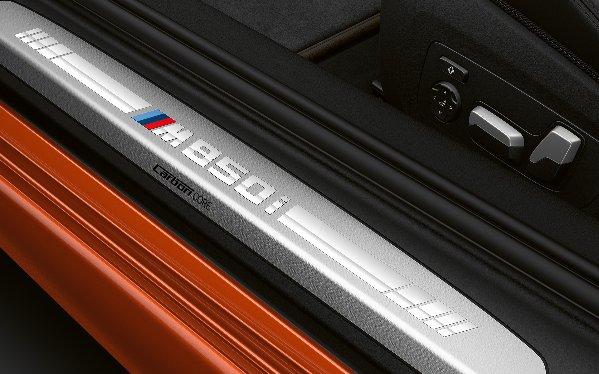 BMW 8-sarjan Coupé, kynnyslistat M850i Lähikuva BMW 8-sarjan Coupén kynnyslistoista, joissa M850i-logo.