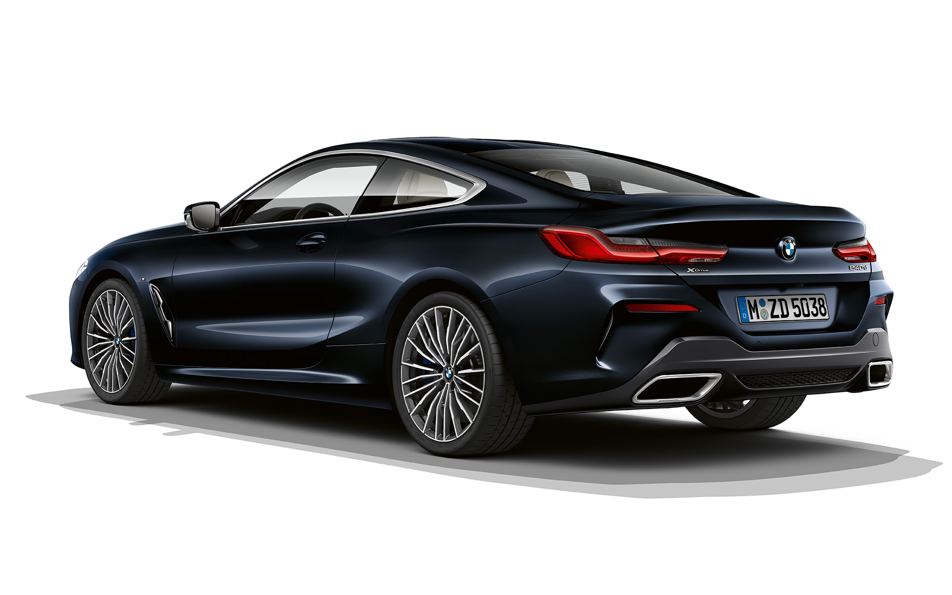 BMW 8-sarjan Coupé, metalliväri Carbon Black BMW 8-sarjan Coupé metallivärinä Carbon Black valkoista taustaa vasten.