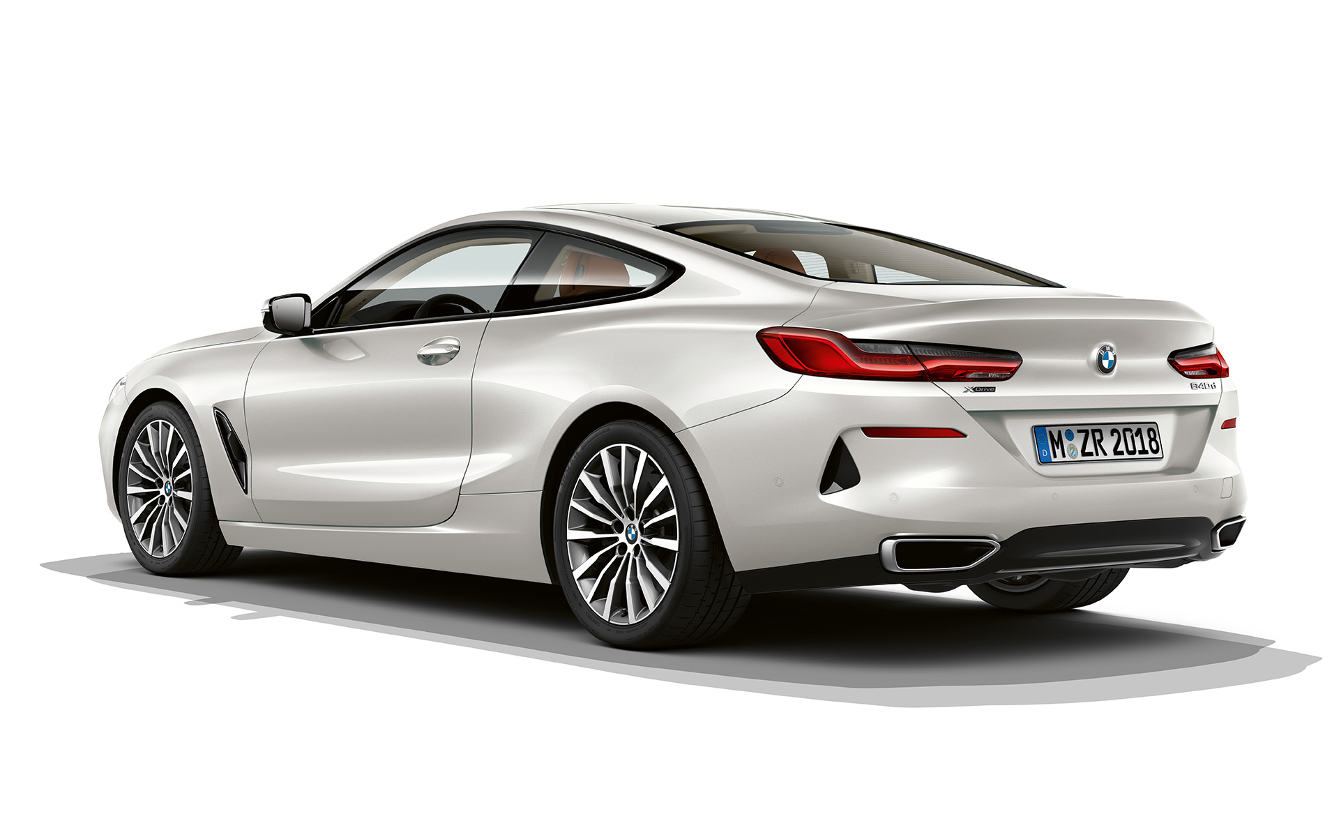 BMW 8-sarjan Coupé metallivärinä Mineral White BMW 8-sarjan Coupé metallivärinä Mineral White valkoista taustaa vasten.