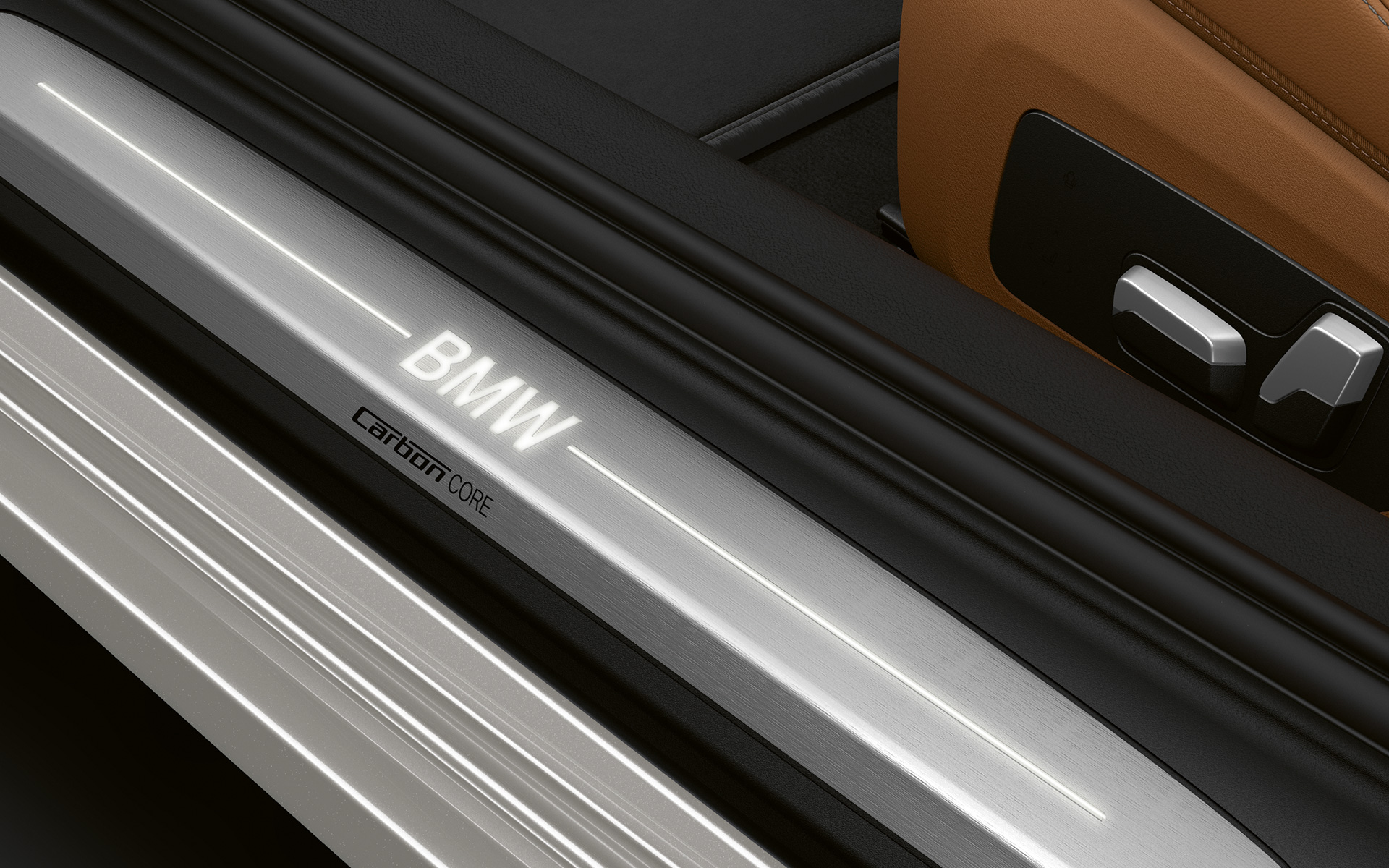 BMW 8-sarjan Coupé, kynnyslistat joissa BMW-logo Lähikuva BMW 8-sarjan Coupén kynnyslistoista, joissa BMW-logo.