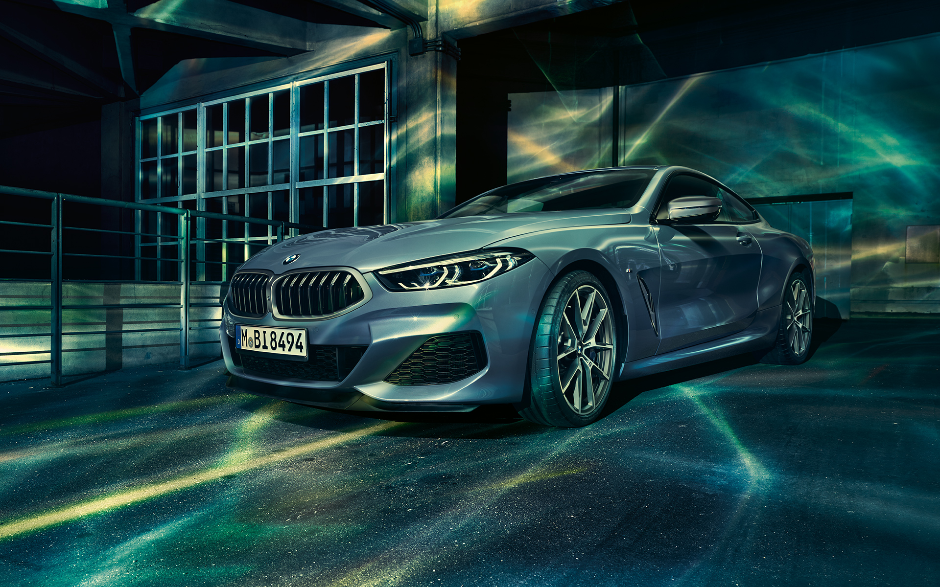 BMW 8-sarjan Coupé, kolmeneljäsosa-keulakuva BMW 8-sarjan Coupén kolmeneljäsosa-keulakuva oikealta suurkaupunkiympäristössä.