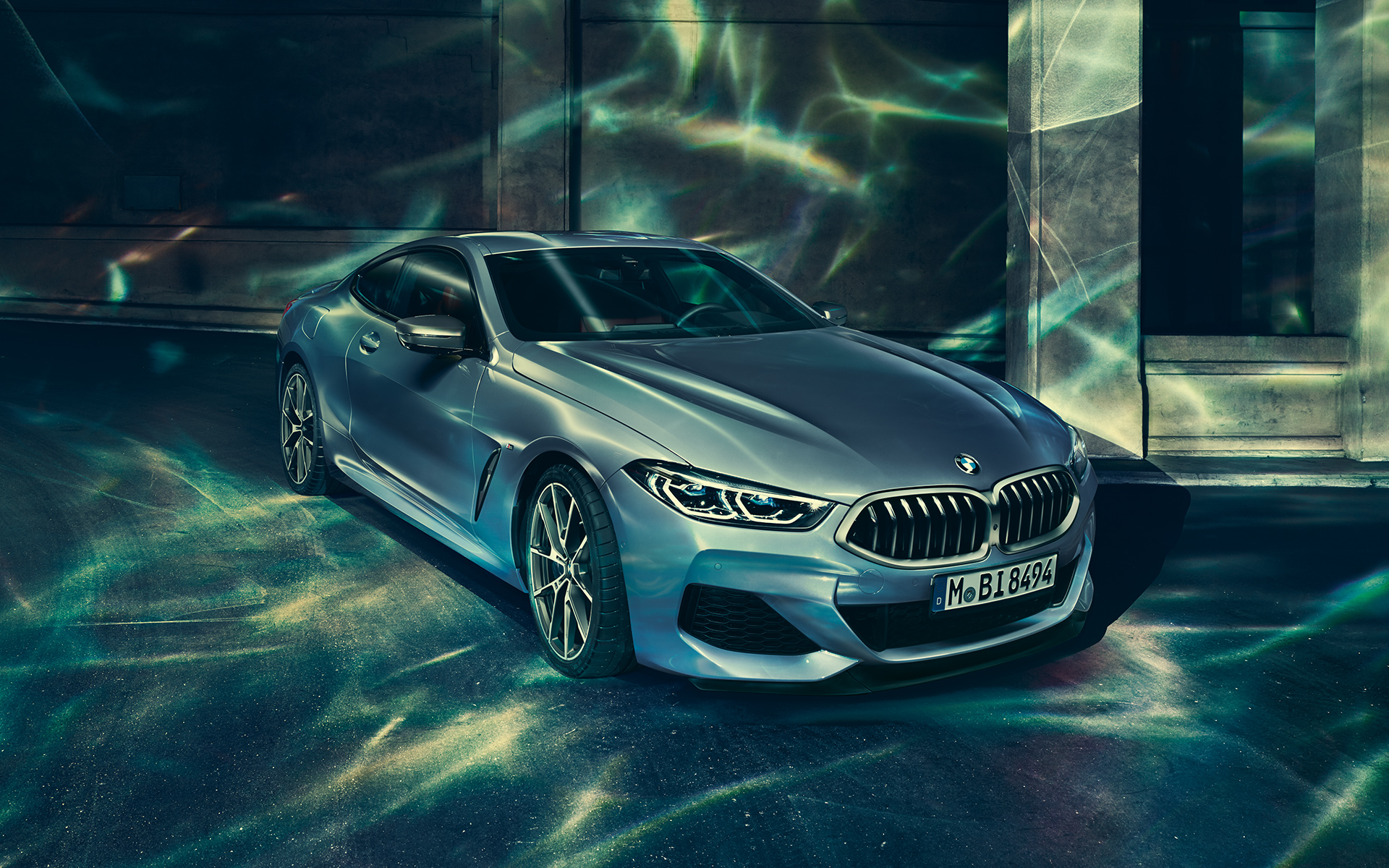 BMW 8-sarjan Coupé, kolmeneljäsosa-keulakuva vasemmalta BMW 8-sarjan Coupén kolmeneljäsosa-keulakuva vasemmalta suurkaupunkiympäristössä.