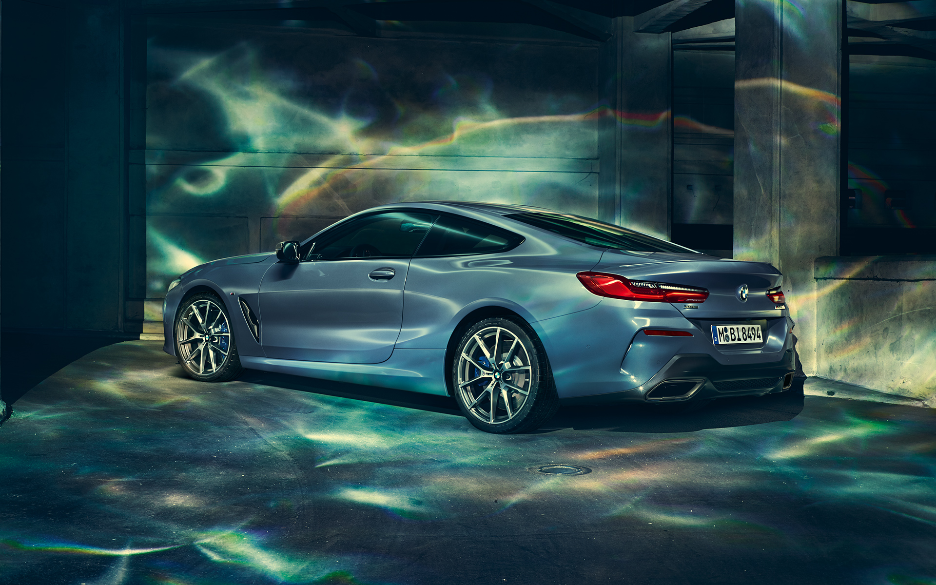 BMW 8-sarjan Coupé, vasemmalta BMW 8-sarjan Coupén sivukuva vasemmalta suurkaupunkiympäristössä.