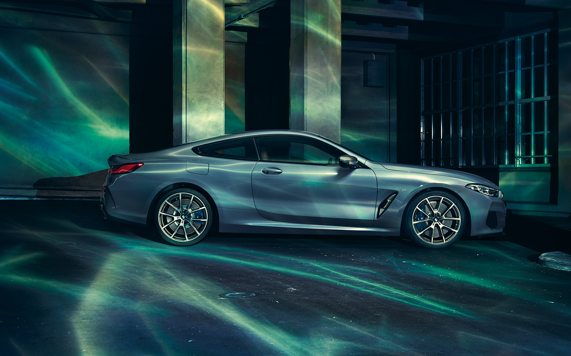 BMW 8-sarjan Coupé, oikealta BMW 8-sarjan Coupén sivukuva oikealta suurkaupunkiympäristössä.