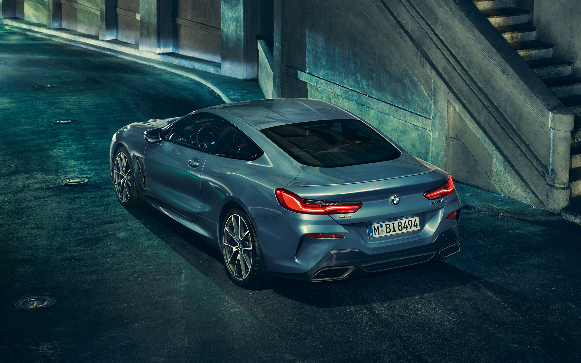 BMW 8-sarjan Coupé, kolmeneljäsosa-peräkuva BMW 8-sarjan Coupén kolmeneljäsosa-peräkuva vasemmalta suurkaupunkiympäristössä.