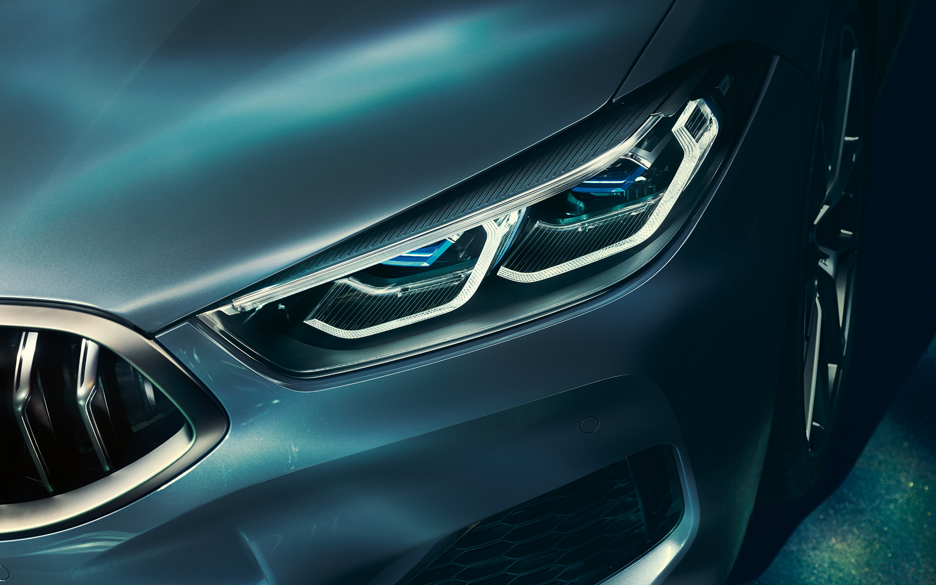 BMW 8-sarjan Coupé, laserajovalot Lähikuva BMW 8-sarjan Coupén laserajovaloista.