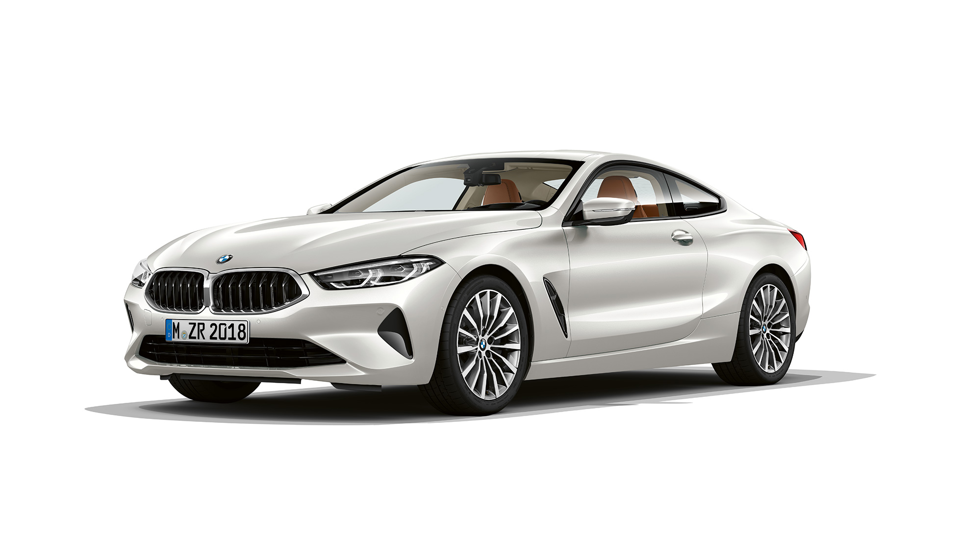 BMW 8-sarjan Coupé, 3/4-näkymä edestä. BMW 8-sarjan Coupé, metalliväri Mineral White, 3/4-näkymä edestä.