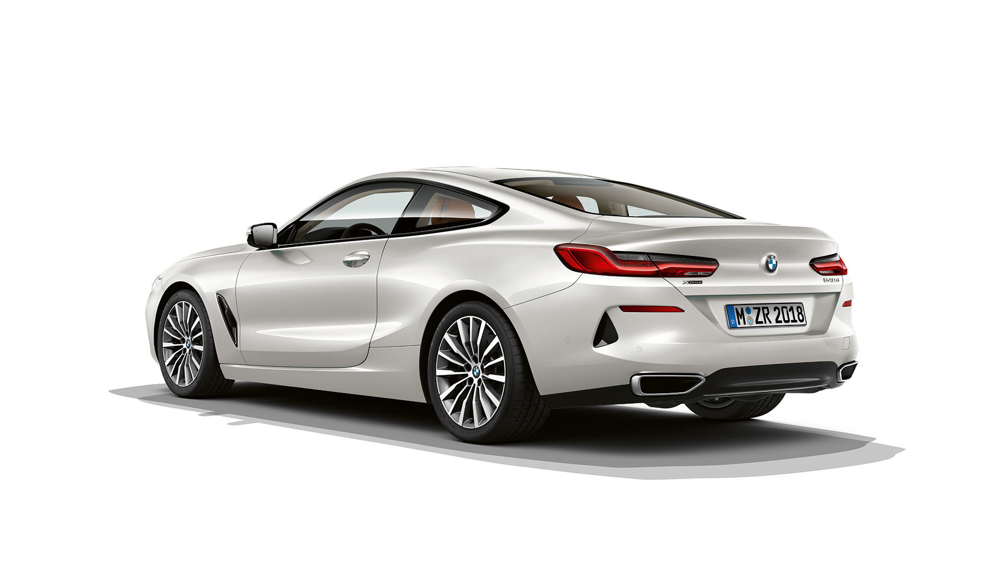 BMW 8-sarjan Coupé, 3/4-näkymä perästä. BMW 8-sarjan Coupé, metalliväri Mineral White, 3/4-näkymä perästä.