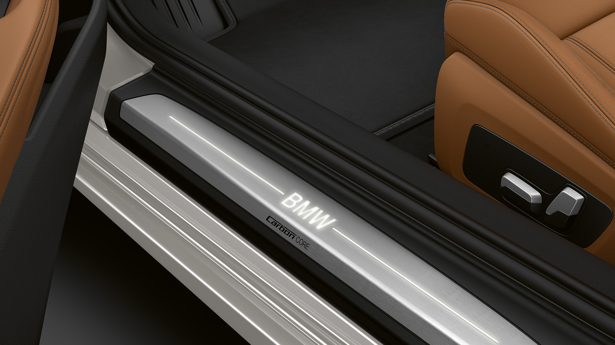 BMW 8-sarjan Coupé, kynnyslistat. BMW 8-sarjan Coupé, kynnyslistat, joissa valaistu BMW- tekstilogo.