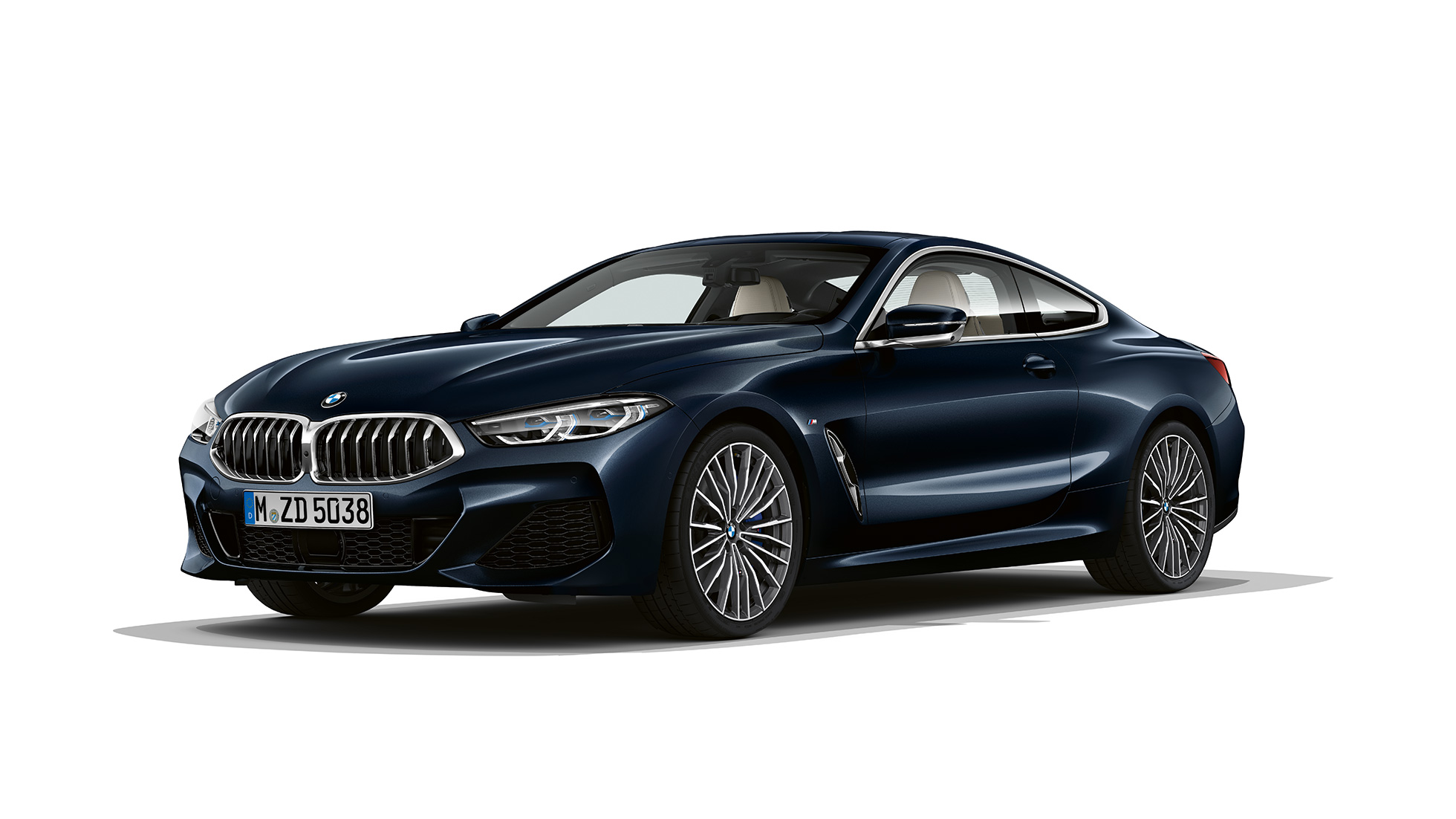 BMW 8-sarjan Coupé, 3/4-näkymä edestä. BMW 8-sarjan Coupé, metalliväri Carbon Black, 3/4-näkymä edestä.