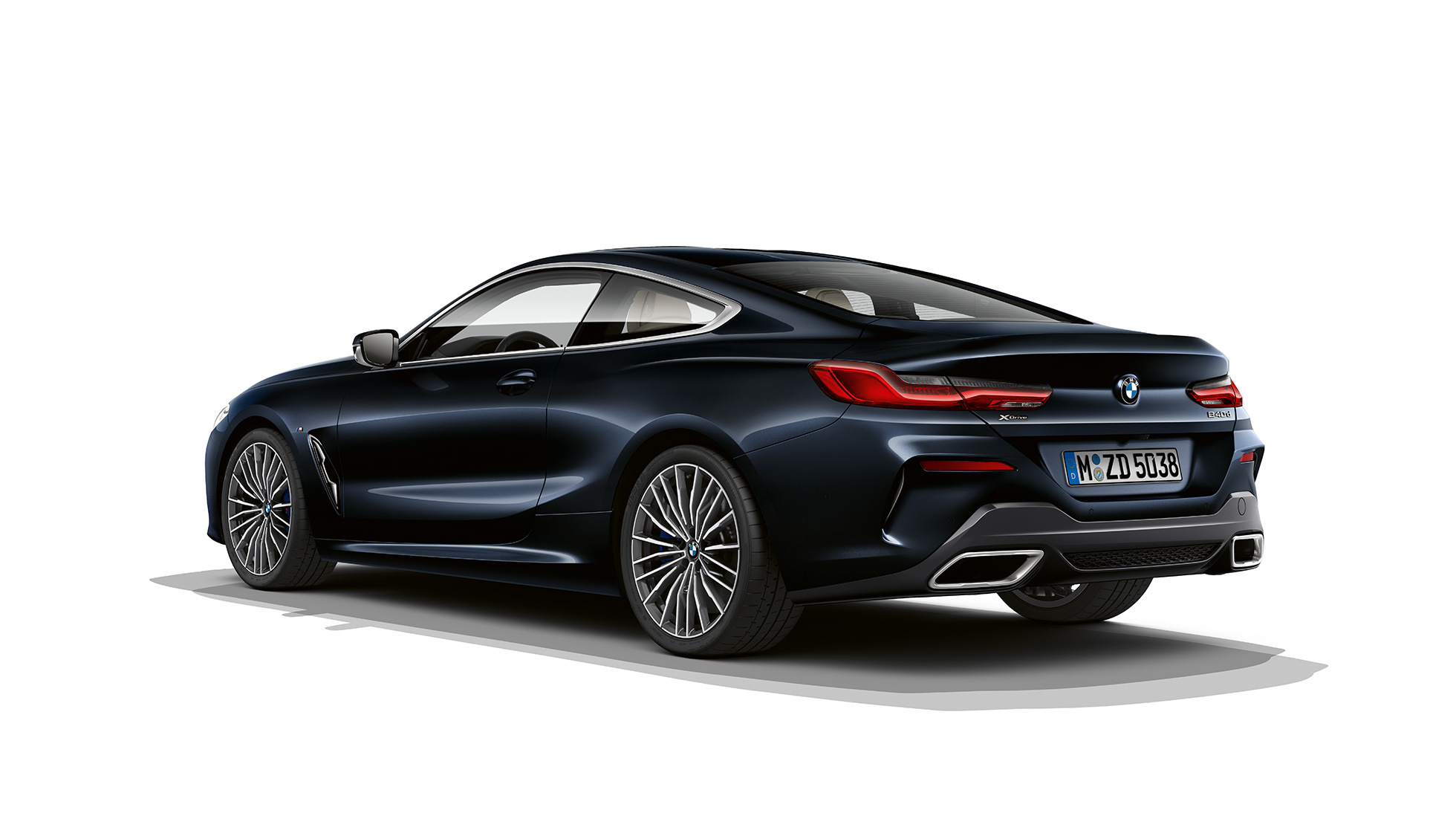 BMW 8-sarjan Coupé, 3/4-näkymä perästä. BMW 8-sarjan Coupé, metalliväri Carbon Black, 3/4-näkymä perästä.