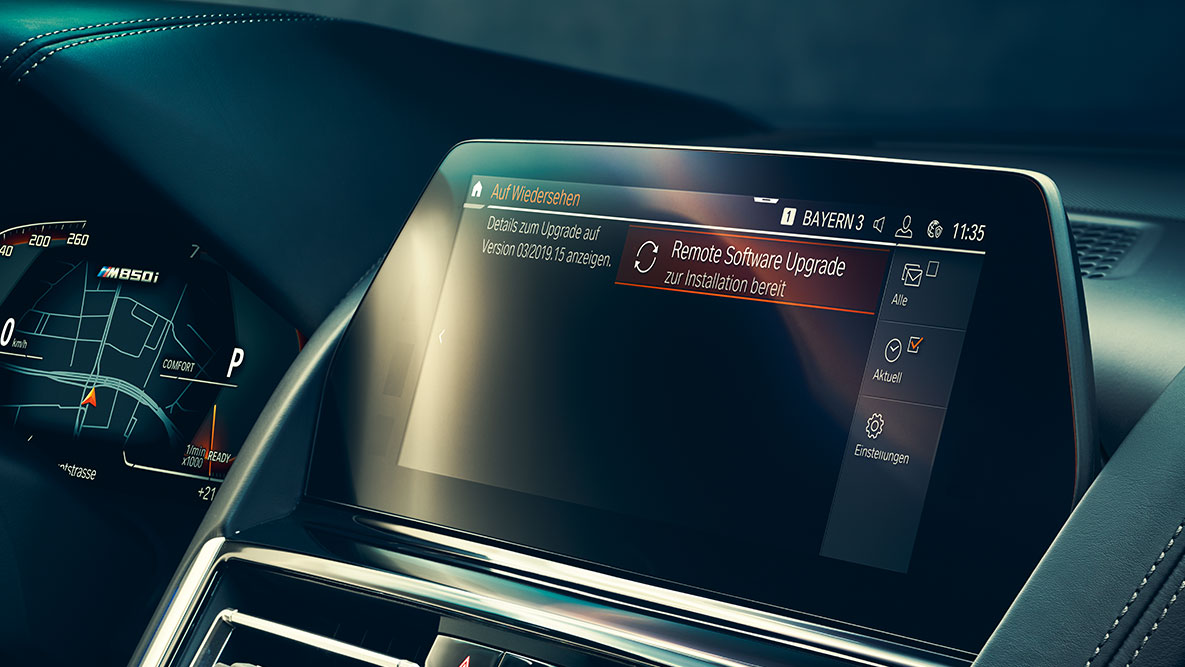 BMW 8-sarjan Coupé, ohjaamo. BMW 8-sarjan Coupén sisätila, jossa monitoiminäyttö ja Remote Software Upgrade.