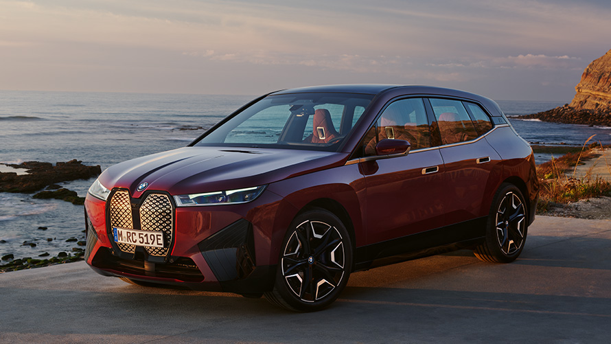 BMW iX i20, sähköinen SUV, BMW iX xDrive50, aerodynamiikka, ulkopuoli BMW iX i20 2021, sähköinen SUV, BMW iX xDrive50, Aventurine Red, näkymä sivusta, ulkopuoli