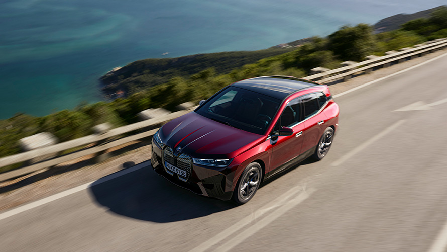 BMW iX i20, sähköinen SUV, BMW iX xDrive50, suorituskyky BMW iX i20 2021, sähköinen SUV, BMW iX xDrive50, Aventurine Red, näkymä tiellä liikkeellä olevasta autosta, suorituskyky
