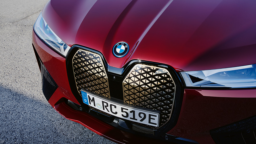 BMW iX i20, sähköinen SUV, BMW iX xDrive50, Shy Tech BMW iX i20 2021, sähköinen SUV, BMW iX xDrive50, Aventurine Red, näkymä auton keulasta, BMW-jäähdyttimensäleikkö, Shy Tech