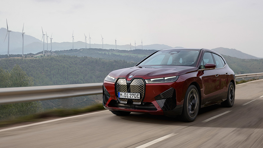 BMW iX xDrive50 i20, sähköinen SUV, kestävä kehitys BMW iX xDrive50 i20 2021, sähköinen SUV, liikkeellä rantatiellä, kestävä kehitys