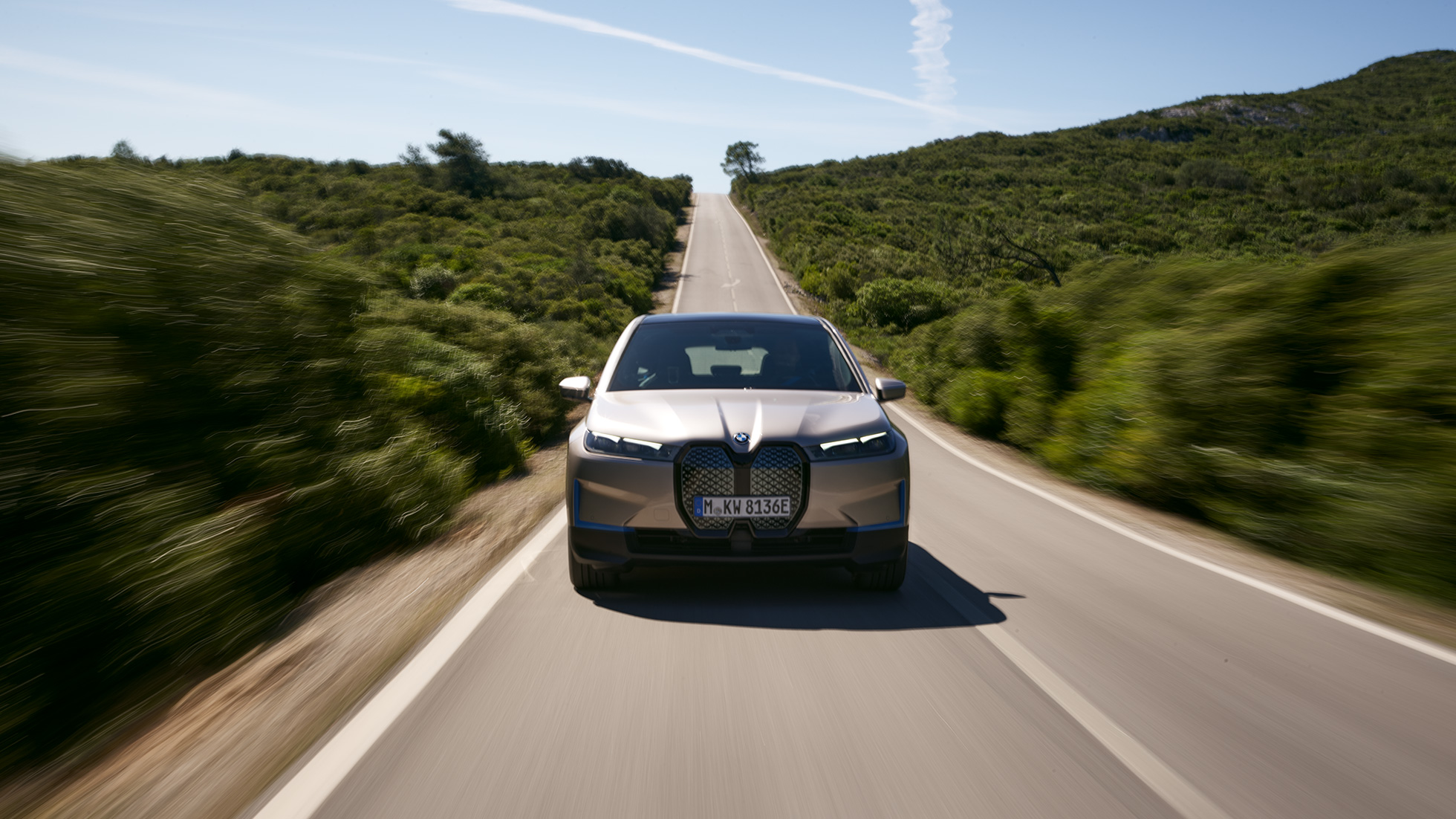BMW iX, näkymä keulasta kadulla BMW iX Cashmere Silver i20, näkymä keulasta kadulla