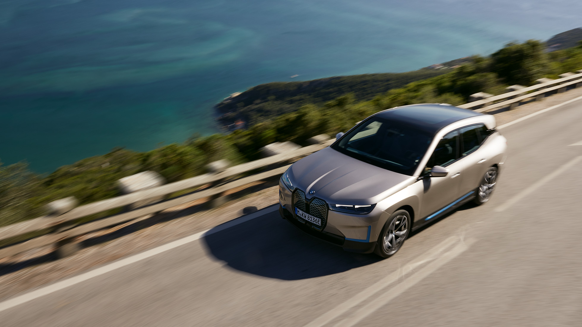 BMW iX lintuperspektiivistä kadulla BMW iX Cashmere Silver i20 lintuperspektiivistä kadulla