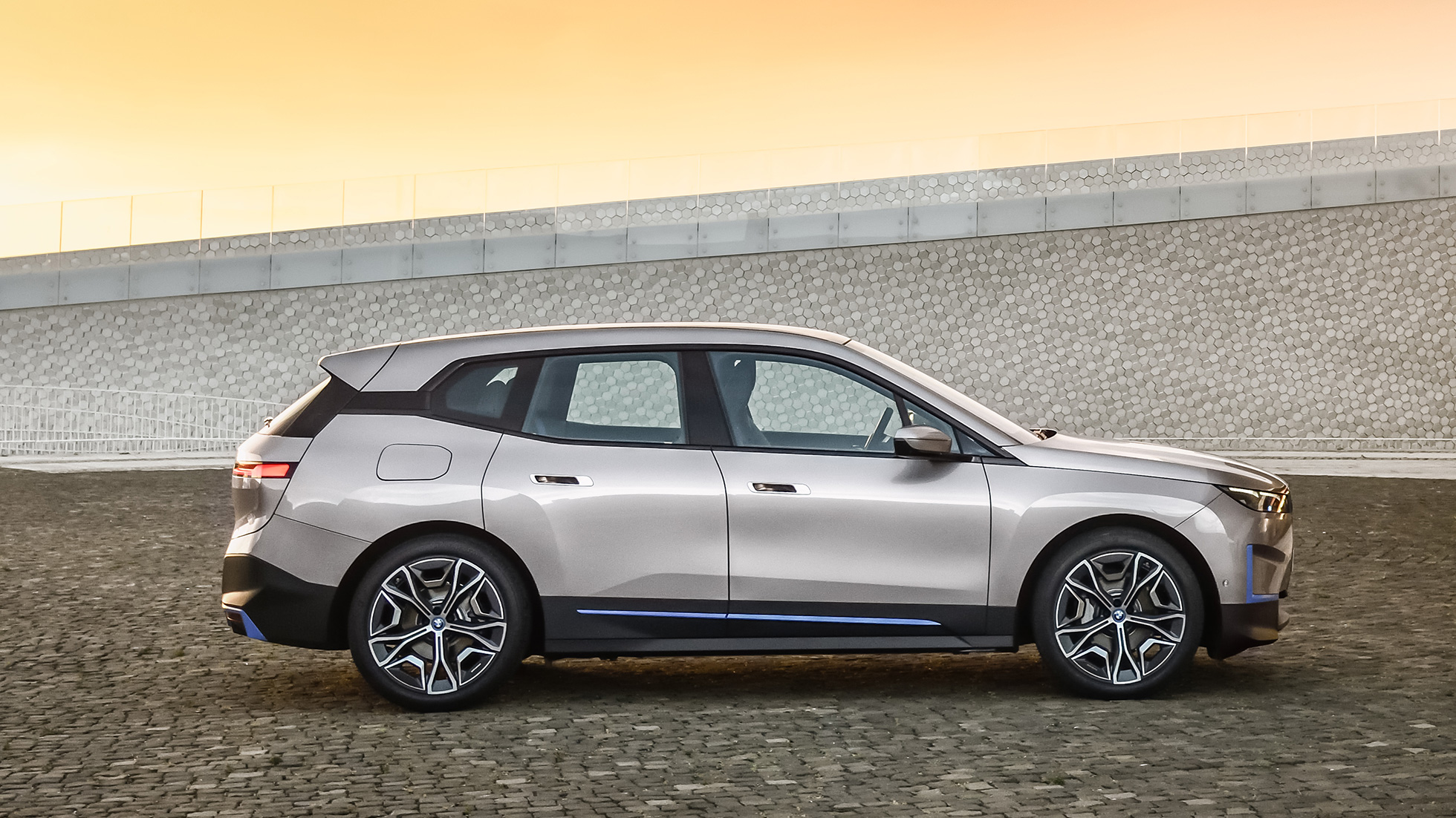 BMW iX, sivunäkymä pysähtyneenä olevasta autosta BMW iX Cashmere Silver i20, sivunäkymä pysähtyneenä olevasta autosta