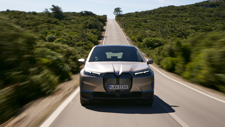 BMW iX, näkymä keulasta kadulla BMW iX Cashmere Silver i20, näkymä keulasta kadulla