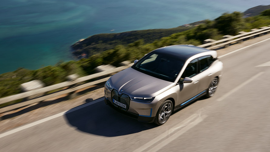 BMW iX lintuperspektiivistä kadulla BMW iX Cashmere Silver i20 lintuperspektiivistä kadulla