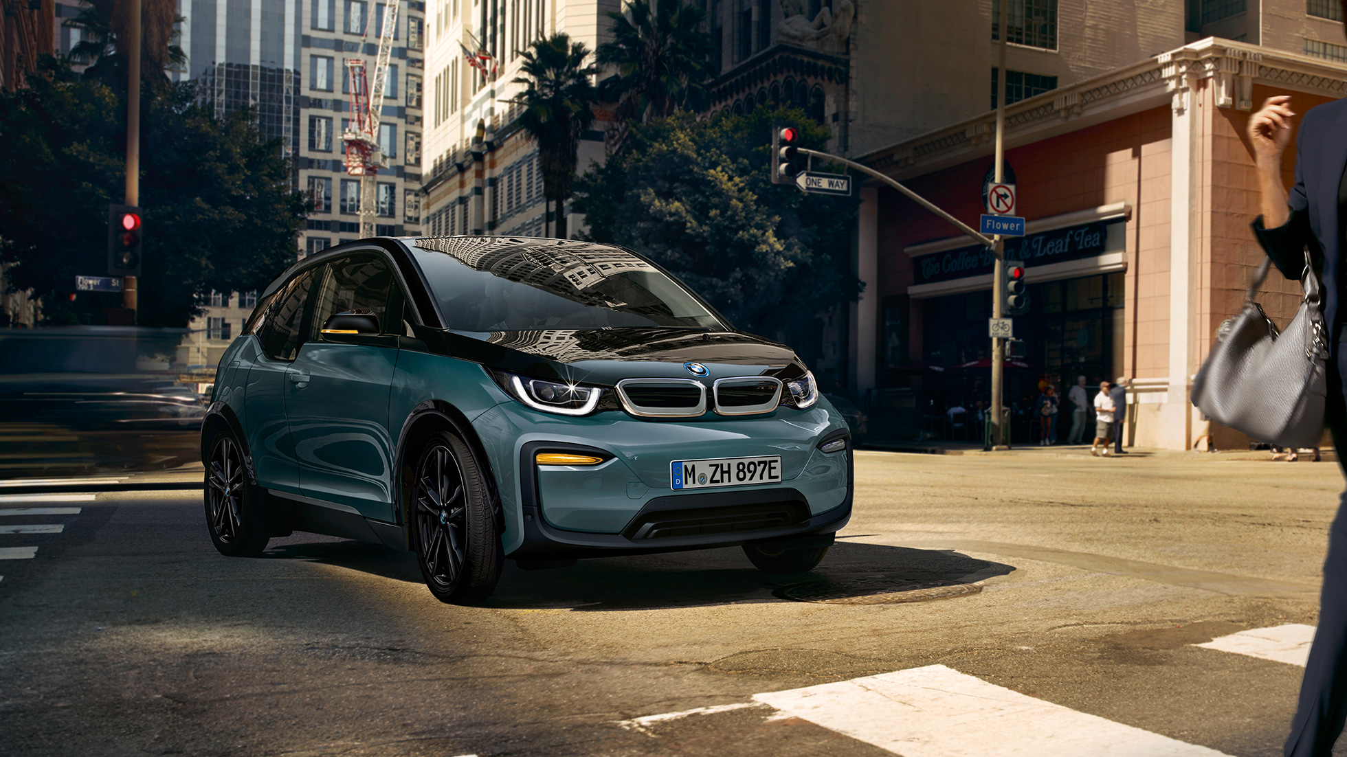 BMW i3 2018 3/4-näkymä edestä ajaen BMW i3 I01 2018 Jucaro Beige, korostuksella Frozen Grey -metalliväri, 3/4-näkymä edestä ajaen kaupunkiympäristössä