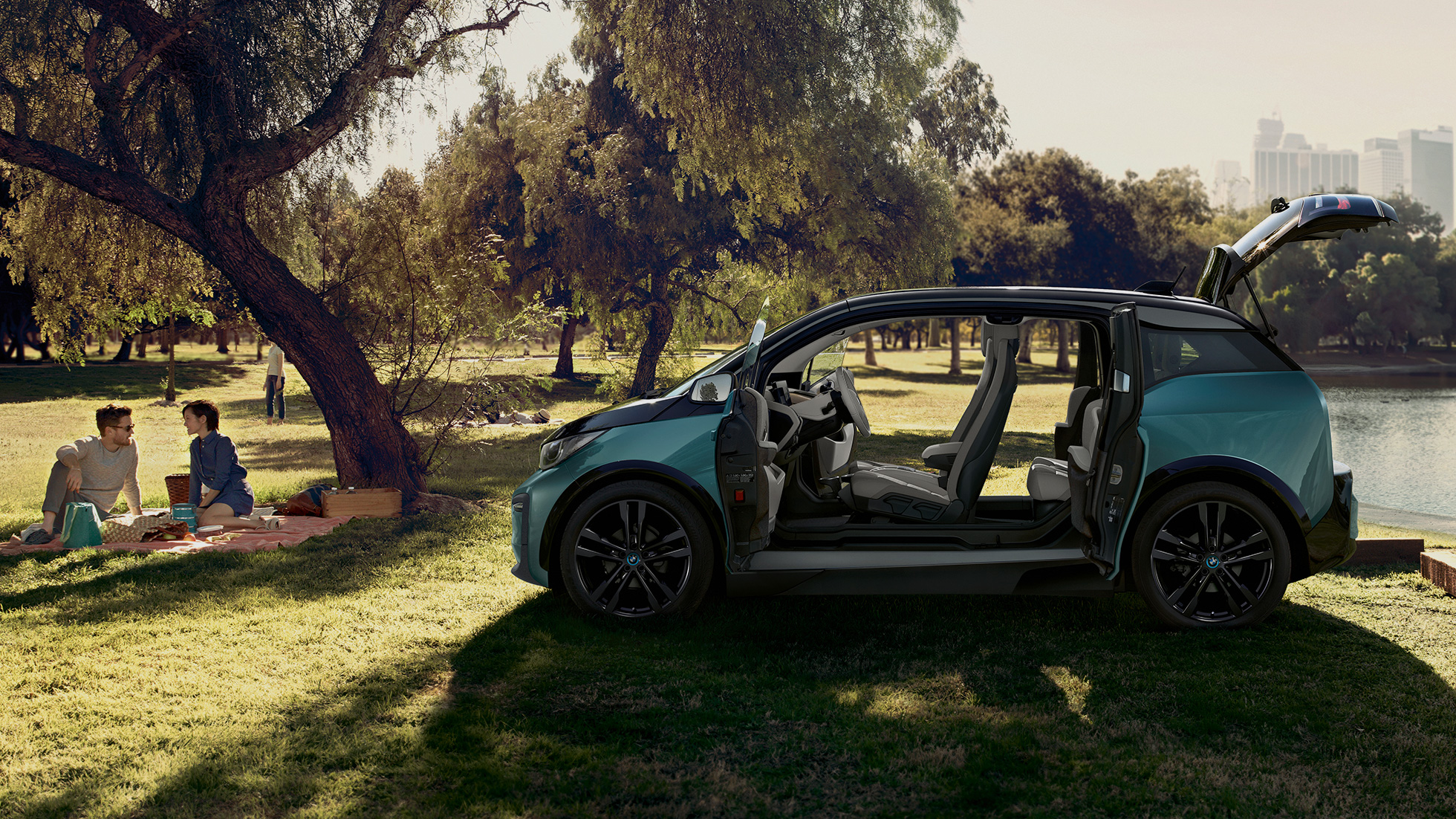 BMW i3 2018, sivunäkymä avoimin ovin BMW i3 I01 2018 Jucaro Beige, korostuksella Frozen Grey -metalliväri, sivunäkymä avoimin ovin