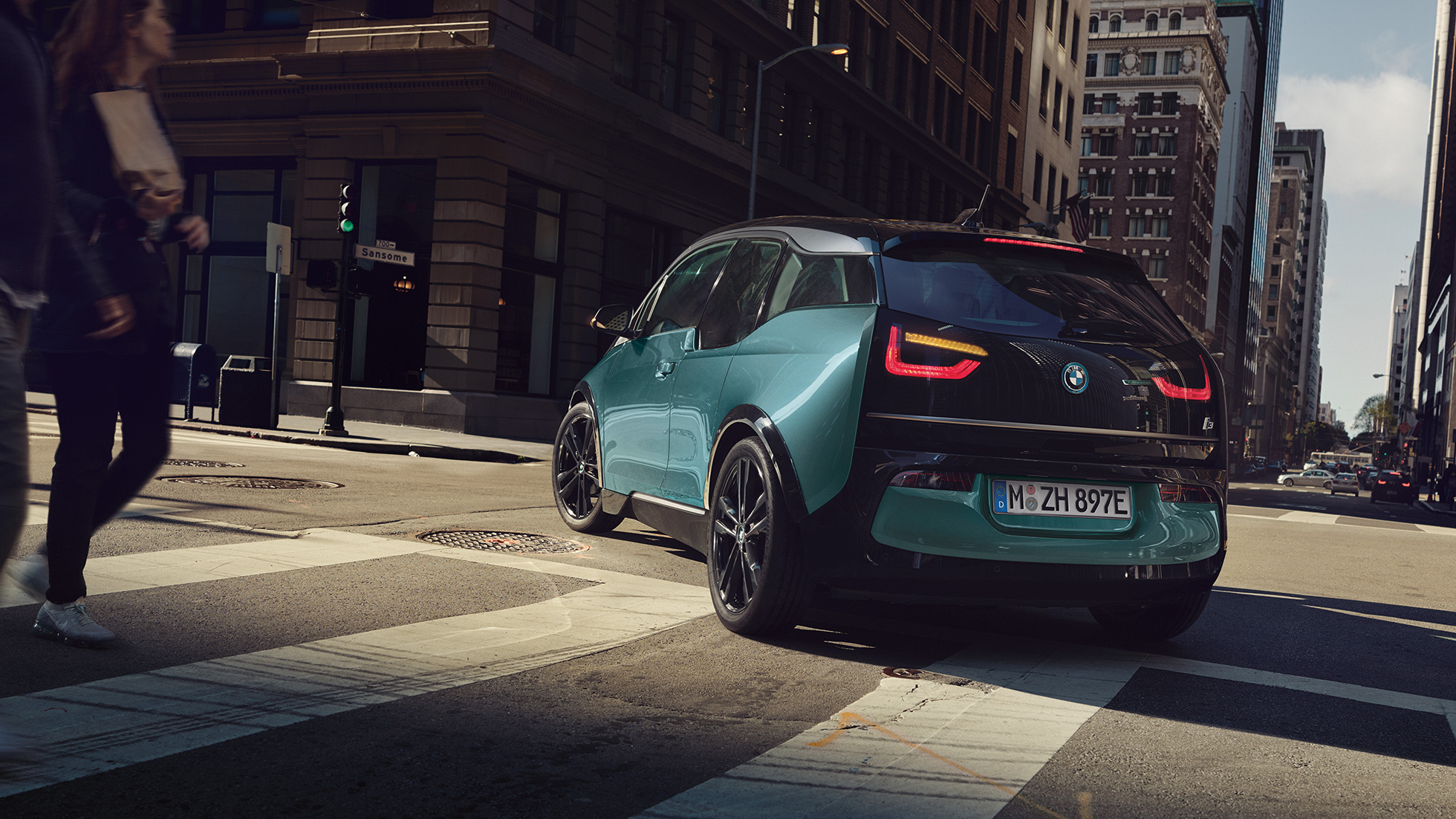 BMW i3 2018 3/4-näkymä takaa ajaen BMW i3 I01 2018 Jucaro Beige, korostuksella Frozen Grey -metalliväri, 3/4-näkymä takaa ajaen kaupunkiympäristössä