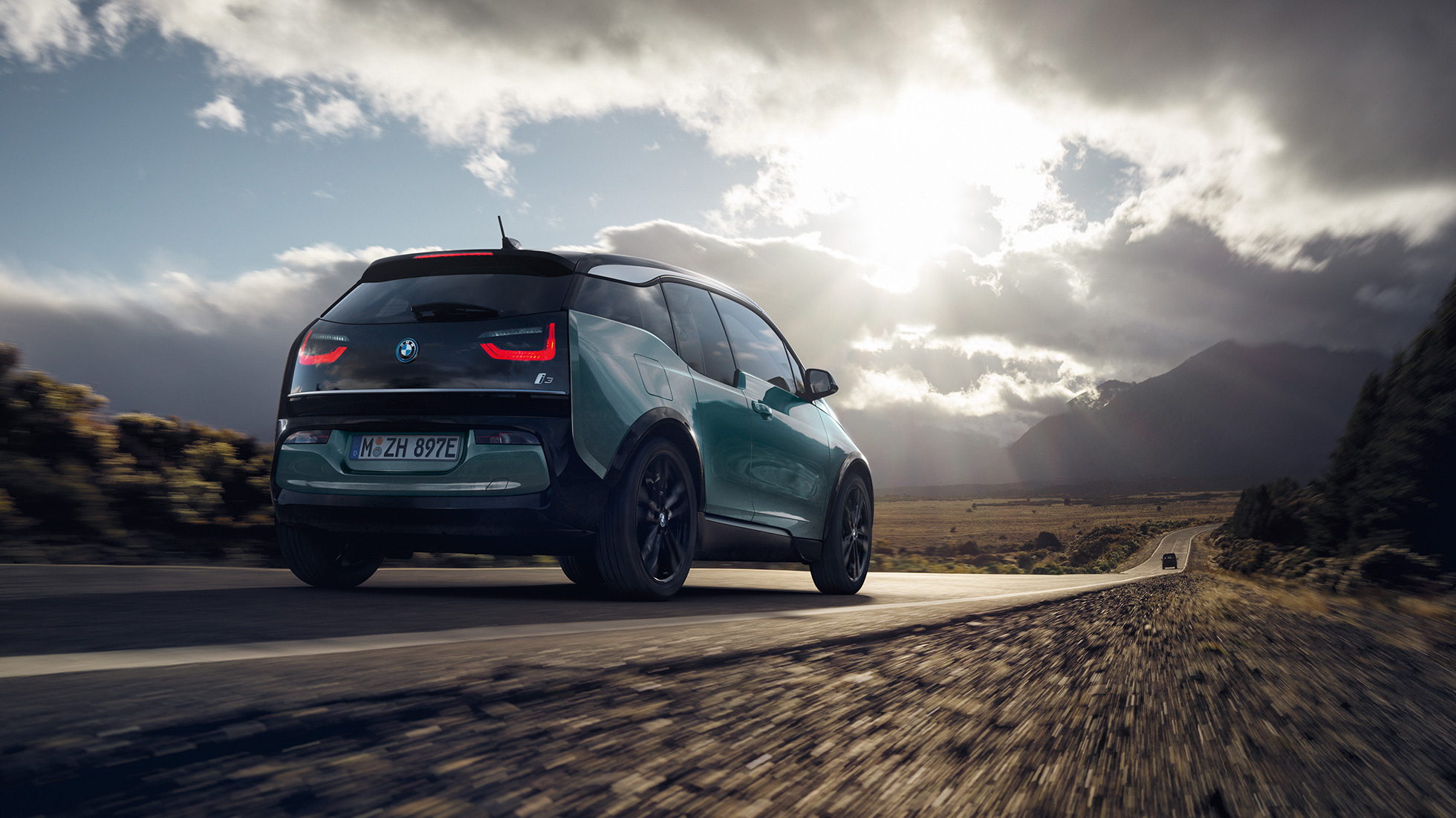 BMW i3 2018, 3/4-näkymä takaa ajaen maantiellä BMW i3 I01 2018 Jucaro Beige, korostuksella Frozen Grey -metalliväri, kolmen neljäsosan näkymä auton perästä ajaen maantiellä