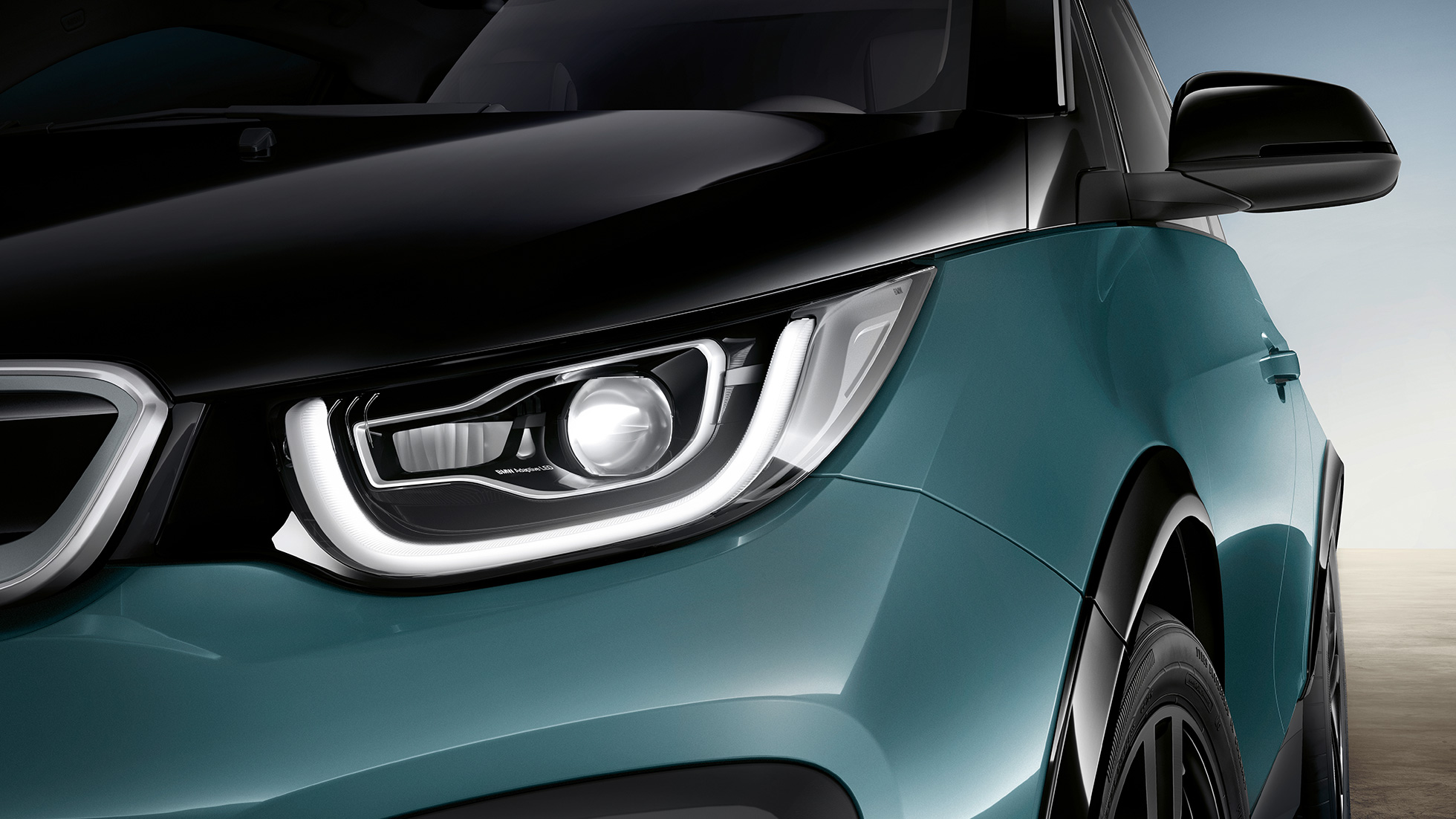 BMW i3 2018 LED-ajovalot BMW i3 I01 2018 Jucaro Beige, korostuksella Frozen Grey -metalliväri, lähikuva keulan LED-ajovaloista