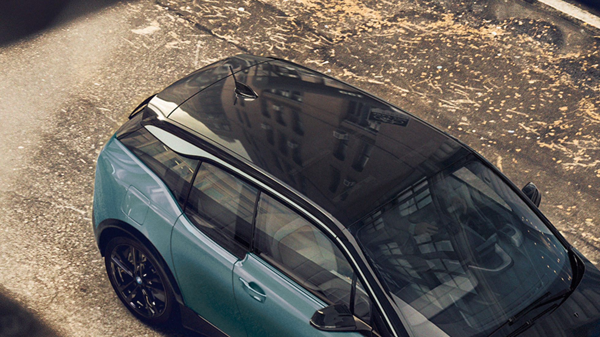 BMW i3 2018 Carbon-katto BMW i3 I01 2018 Jucaro Beige, korostuksella Frozen Grey -metalliväri, Carbon-katto lintuperspektiivistä