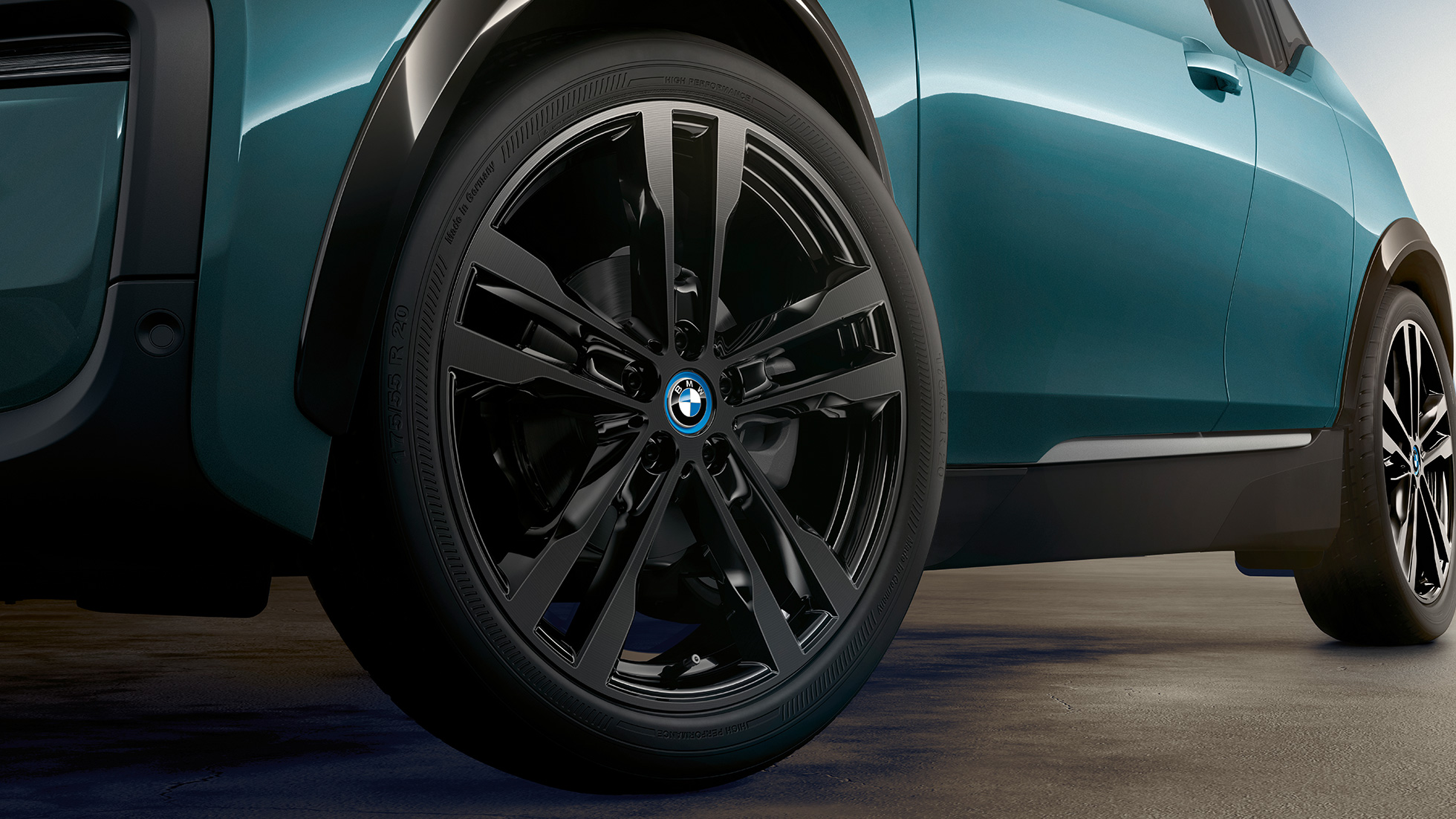 BMW i3 2018, Kevytmetallivanne BMW i3 I01 2018 Jucaro Beige, korostuksella Frozen Grey -metalliväri, lähikuva kevytmetallivanne