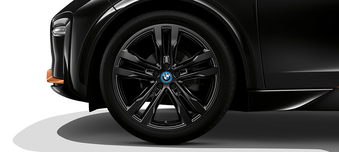 BMW i3s Edition RoadStyle 2019, sivunäkymä etuosasta ja vanteesta BMW i3s Edition RoadStyle 2019 I01 Fluid Black, jossa E-Copper-korostukset, sivunäkymä etuosasta ja vanteesta