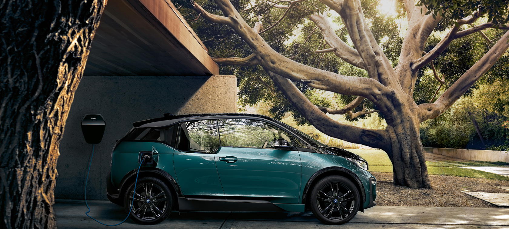 BMW i3 2018, näkymä edestä BMW i3 I01 2018 Jucaro Beige, korostuksella Frozen Grey -metalliväri, näkymä edestä ajaen kaupunkiympäristössä